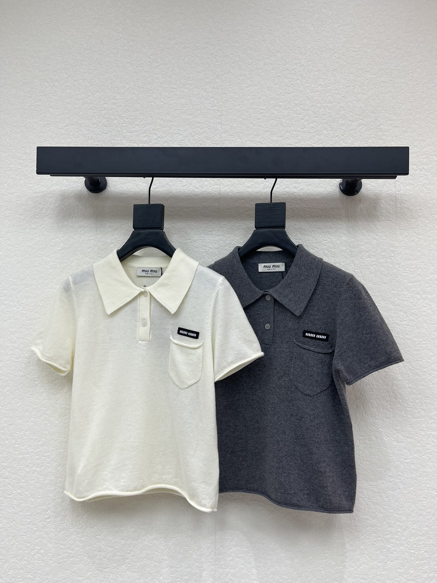 NO:649782,Miumi*26 new early spring half-lapel knitted short-sleeve style. Customized YB wool yarn weaving, dense fine knitting, soft and waxy texture, comfortable and skin-friendly, half-lapel knitted short-sleeved version, large body and one side chest pocket with letter logo decoration, highlighting the brand style, three-dimensional tailoring to show fashionable temperament, rich design layering, fashionable and western style, suitable for single wear and layering. SML A,,miumiu,T-shirt,alexander wang19860909Miumi*26早春新款半开襟翻领针织短袖.定制YB羊毛纱线织造,密度细针织造,软糯质地,舒适亲肤,翻领半开襟针织短袖版型,大身单侧胸口口袋搭配字母徽标装点,凸显品牌格调,立体裁剪穿出时尚气质,丰富设计层次感,穿搭时尚洋气,单穿叠穿皆上品.SML A,,miumiu,T-shirt,alexander wang,Women's clothing