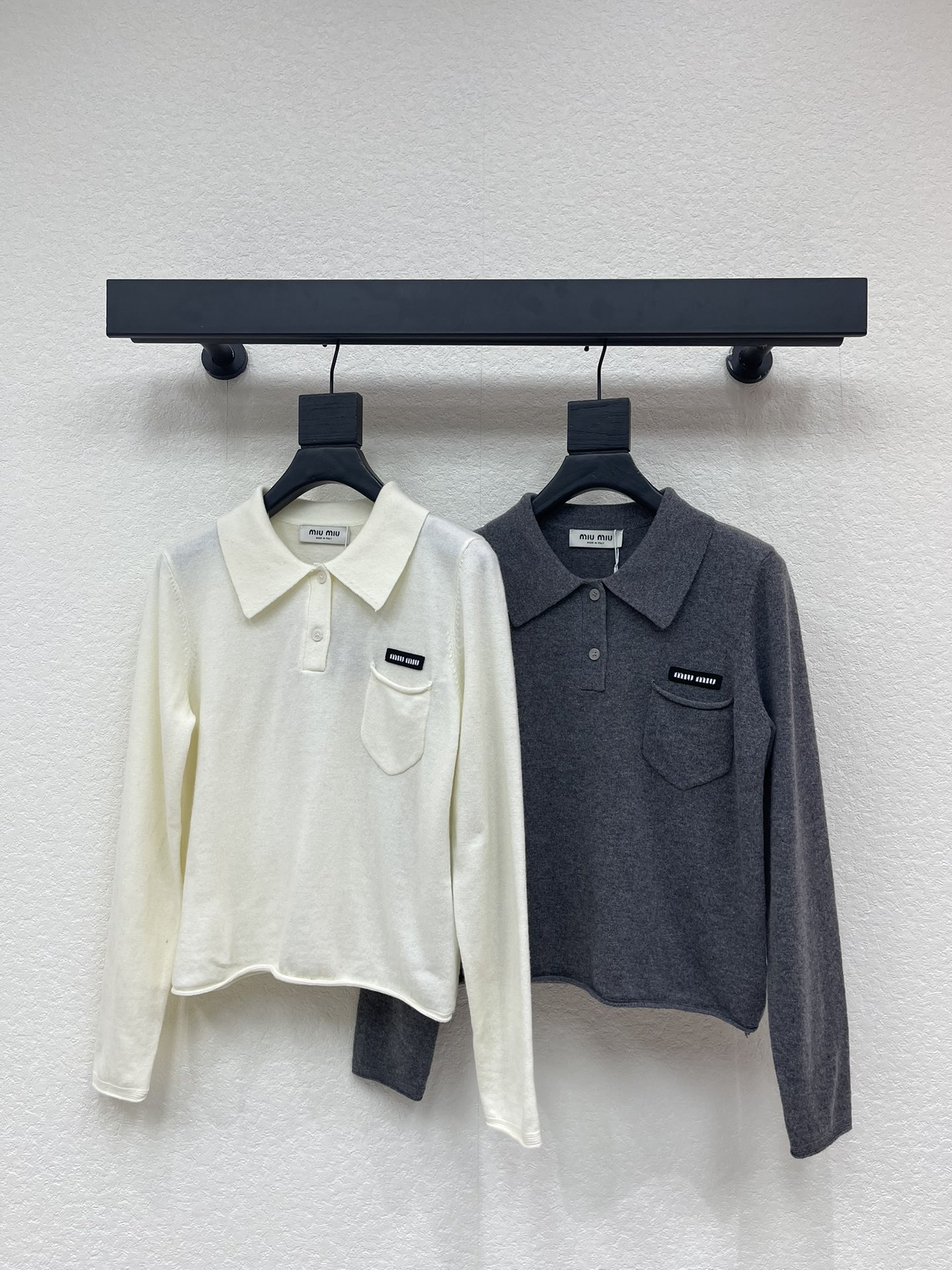 NO:649772,Miumi*26 early spring new style half-lapel lapel knitted long sleeves. Customized YB wool yarn weaving, dense fine knitting, soft and waxy texture, comfortable and skin-friendly, half-lapel knitted long-sleeved version with lapel, large one-sided chest pocket with letter logo decoration, highlighting the brand style, three-dimensional tailoring to show fashionable temperament, rich design layering, fashionable and western style, suitable for single wear and layering. SML,, miumiu, alexander wang19860909Miumi*26早春新款半开襟翻领针织长袖.定制YB羊毛纱线织造,密度细针织造,软糯质地,舒适亲肤,翻领半开襟针织长袖版型,大身单侧胸口口袋搭配字母徽标装点,凸显品牌格调,立体裁剪穿出时尚气质,丰富设计层次感,穿搭时尚洋气,单穿叠穿皆上品.SML,,miumiu,alexander wang,Women's clothing