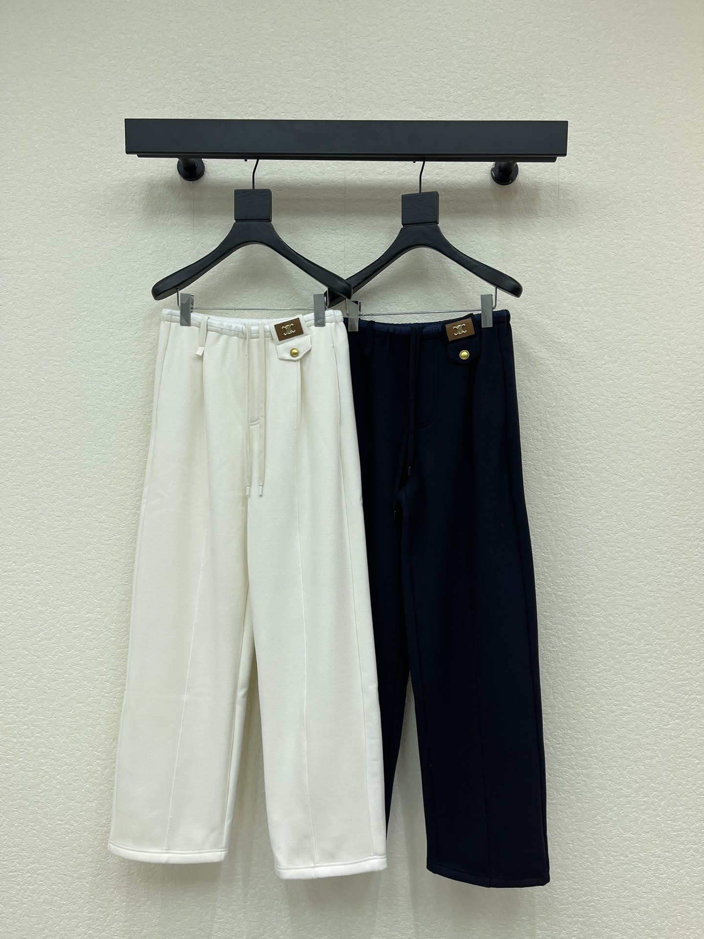 NO:629871,Celin*25 new brushed drawstring leather brand wide-leg trousers. Customized YB imported nylon material, short velvet treatment inside, soft texture, comfortable to wear, draped and stylish, elastic drawstring at the waist, decorated with Arc de Triomphe leather square mark, showing high-end tonality, waist and shoulder flap pockets are rich in shape, fashionable and western style, wide at the top and closed at the bottom, the outfit is slim and tolerant, showing a trendy fashion style. SML,,celine,alexander wang19860909Celin*25新款磨绒抽绳皮牌阔腿长裤.定制YB进口锦纶材质,内里短绒处理,质感柔软,穿搭舒适,垂坠有型,腰间弹力抽绳,配合凯旋门皮革方标装饰,彰显高级调性,腰挎间翻盖口袋造型层次丰富,时髦洋气,上宽下收处理,穿搭显瘦包容,展现潮流时尚风格.SML,,celine,alexander wang,Women's clothing