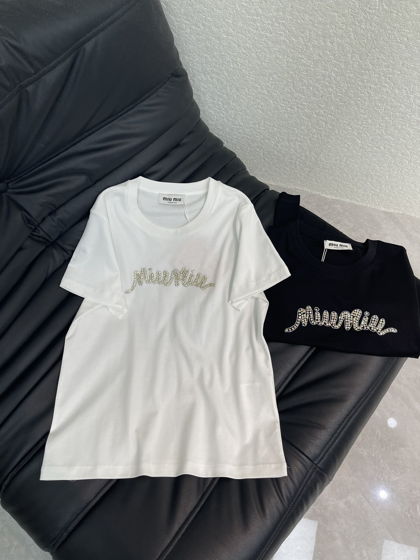 NO:649706,Miumi*26 early spring new product exquisite diamond-cut short-sleeved T-shirt. High-end fabrics. Skin-friendly, breathable and comfortable. Iconic letter pattern is low-key and luxurious. Age-reducing girlhood!  A must-have artifact for Bai Fumei!  The classic version is versatile and easy to wear. It is highly recommended to keep it for yourself!  The quality of workmanship depends on the details SML A,,miumiu,T-shirt,tees,t-shirt,alexander wang19860909Miumi*26早春新品精致订钻短袖T恤 高订面料 亲肤透气舒适 标志性字母图案低调奢华 减龄少女时代！白富美必备神器！ 经典版型百搭不挑人 强烈推荐自留款！ 做工品质看细节 SML A,,miumiu,T-shirt,tees，t-shirt,alexander wang,Women's clothing