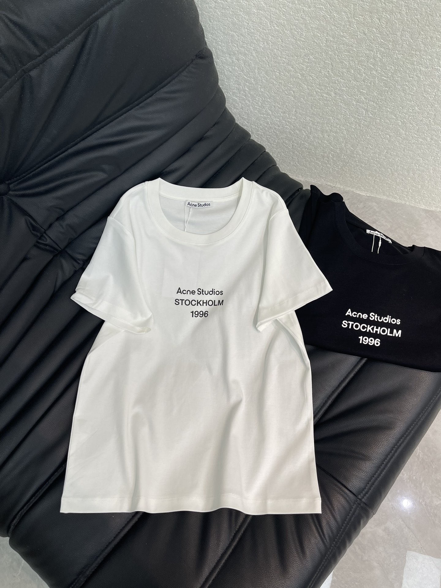 NO:629843,aAcne studio*26 early spring new round neck printed logo short-sleeved T-shirt. Customized YB mercerized cotton material, breathable and comfortable, full of texture, slim-fitting short-sleeved T-shirt cut, showing a slim and fashionable effect. The printing process is used to outline the iconic letter logo on the chest to strengthen the brand identity, and the fashion and high-end sense are immediately apparent, creating a personalized style, fashionable and relaxed, classic black and white color options are available, and it is stylish when worn alone. SML,,acne  studios,dior,T-shirt,tees,t-shirt,alexander wang19860909aAcne studio*26早春新款圆领印花徽标短袖T恤.定制YB丝光全棉材质,透气舒适,质感十足,修身短袖T恤裁剪,呈现显瘦时尚穿搭效果,胸前利用印花工艺,勾勒出标志性字母徽标,加强品牌标识度,时尚高级感立现,打造个性风格,时髦松弛,经典黑白配色可选,单穿内搭都出彩时髦.SML,,acne studios,dior,T-shirt,tees，t-shirt,alexander wang,Women's clothing