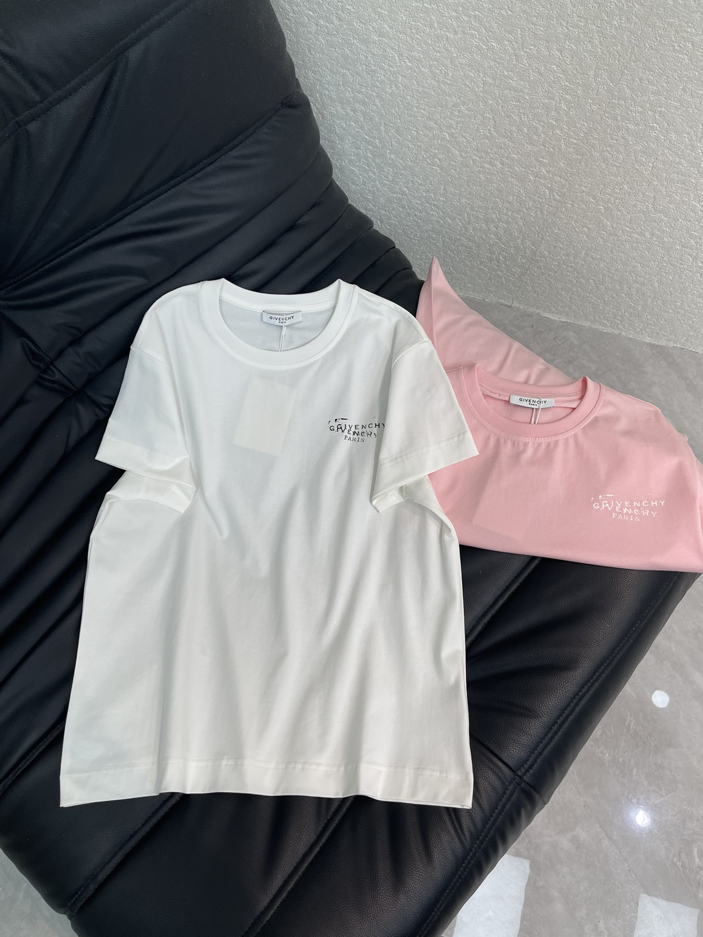 NO:649700,Givench*26 new early spring printed short-sleeved T-shirt, exquisite and loose fit, the upper body is slimming!  Customized latest craftsmanship, low-key luxury!  Fashionable must-have items to unlock all outfits!  Look for our quality!  The classic items are fashionable and high-end, and the classic styles are versatile and easy to match!  SML,,givenchy,T-shirt,tees,t-shirt,alexander wang19860909Givench*26早春新品印花短袖T恤 精致宽松版型上身巨显瘦！ 定制最新工艺 低调奢华！ 时髦精必备单品解锁所有穿搭！ 认准我家品质！经典单品时髦又高级 经典版型百搭不挑人！ SML,,givenchy,T-shirt,tees，t-shirt,alexander wang,Women's clothing