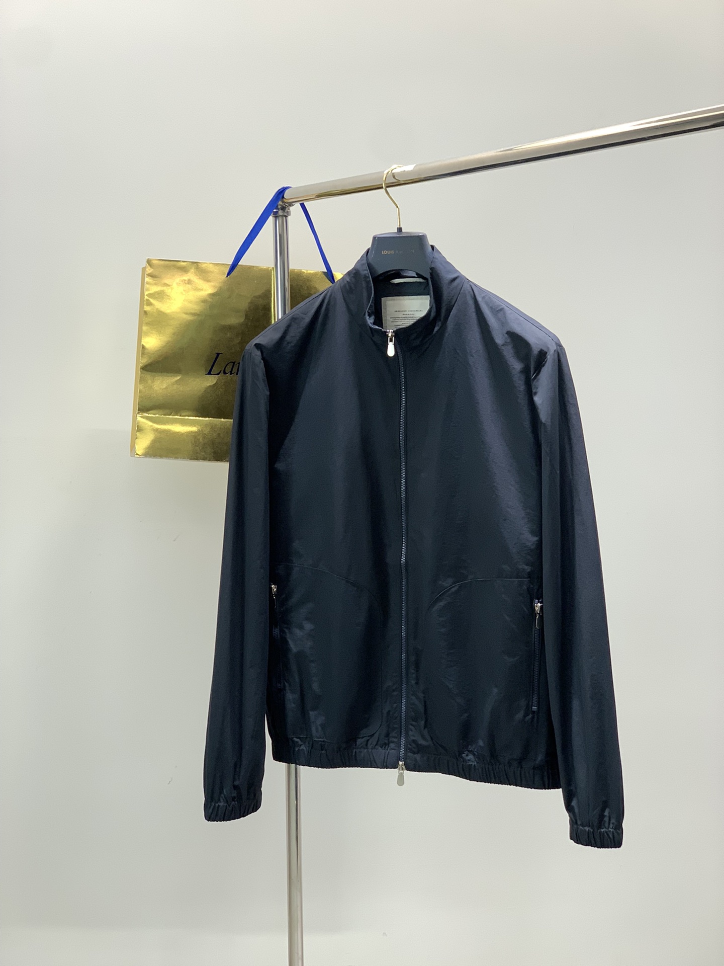 NO:626570,, Italian Divine Lion, fashion brand, new products for autumn 2025, fashionable casual jackets, available at counters, original goods, imported original fabrics, unique design, elegant and high-end color matching, remarkable interior details, top-notch printing technology letter pattern logo, original hardware accessories decoration, extremely high-grade, comfortable and breathable, handsome upper body, 4 colors recommended, size S-XL Size46485052, length 68707274  Bust 113117121125 Shoulder width 46.54849.551 Sleeve length 65666768,,jackets & coats,jackets & coats,alexander wang19860909,意大利神狮,时尚品牌,2025秋季新品,时尚休闲夹克外套,专柜同步有售,原单狠货,采用进口原版面料,独特设计,配色高雅高级,内里细节可圈可点,顶级印花工艺字母图案logo,原版五金辅料装饰,档次极高,舒适透气,上身帅气,4色推荐,码数S-XL Size46485052 衣长68707274 胸围113117121125 肩宽46.54849.551 袖长65666768,,jackets & coats,jackets & coats,alexander wang,Men's clothing