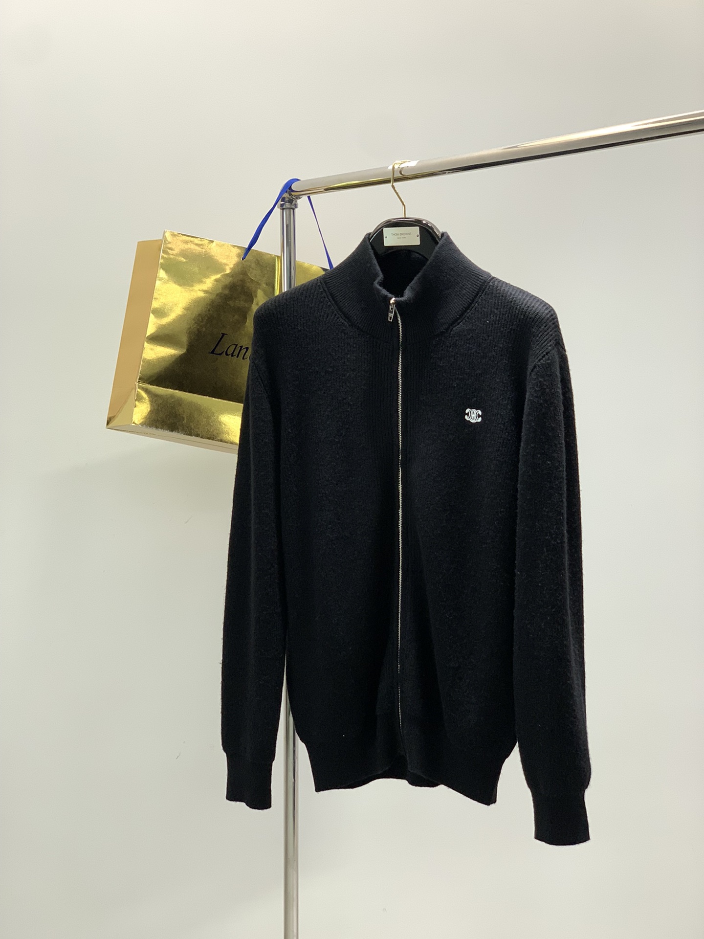 NO:626632,, Celine Celine, 2025 winter new products, available at counters simultaneously, original goods, fashionable casual knitted cardigan sweater, using imported original fabrics, top embroidery crafts letter pattern logo, consistently high-standard production, skin-friendly and breathable, ready-to-wear including texture is very good, fashionable and handsome upper body, complete three labels, 2 colors recommended, size S-Xl,,celine,sweaters,alexander wang19860909,Celine 瑟琳,2025冬季新品,专柜同步有售,原单狠货,时尚休闲针织开衫毛衣,采用进口原版面料,顶级刺绣工艺字母图案logo,一贯的高规格出品,亲肤透气,成衣包括质感都非常好,上身时尚帅气,三标齐全,2色推荐,码数S-Xl,,celine,sweaters,alexander wang,Men's clothing