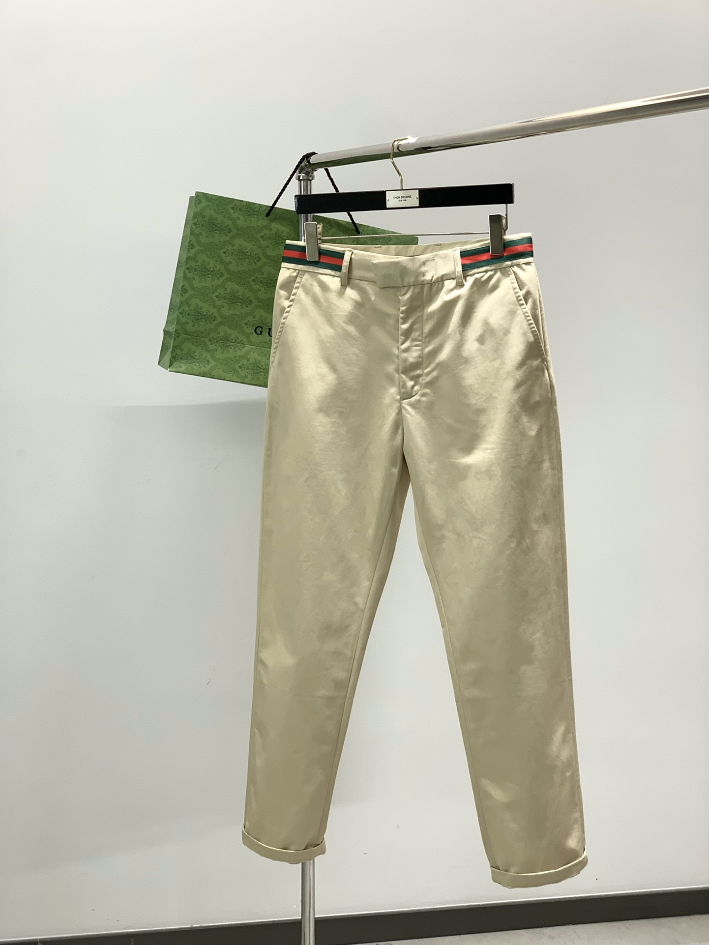 NO:626533,, GUCCI Gucci, the latest autumn products, available at the counter at the same time, original goods, fashionable casual trousers, imported original fabrics, comfortable and breathable, unique design style, top jacquard crafts letter pattern logo, original hardware accessories decoration, extremely high grade, handsome and stylish upper body, 2 colors recommended, size 46-56 Size464850525456  Pants length 99100.5102103.5105106.5 Waist 778185899397 Hip 99103107111115119 Front wave 30.53131.53232.533 Back wave 38.53939.54040.541,,gucci,gucci,alexander wang19860909,GUCCI 古驰,秋季最新品,专柜同步有售,原单狠货,时尚休闲西裤,进口原版面料,舒适透气,独特设计风格,顶级提花工艺字母图案logo,原版五金辅料装饰,档次极高,上身帅气有型,2色推荐,码数46-56 Size464850525456 裤长99100.5102103.5105106.5 腰围778185899397 臀围99103107111115119 前浪30.53131.53232.533 后浪38.53939.54040.541,,gucci,gucci,alexander wang,Men's clothing