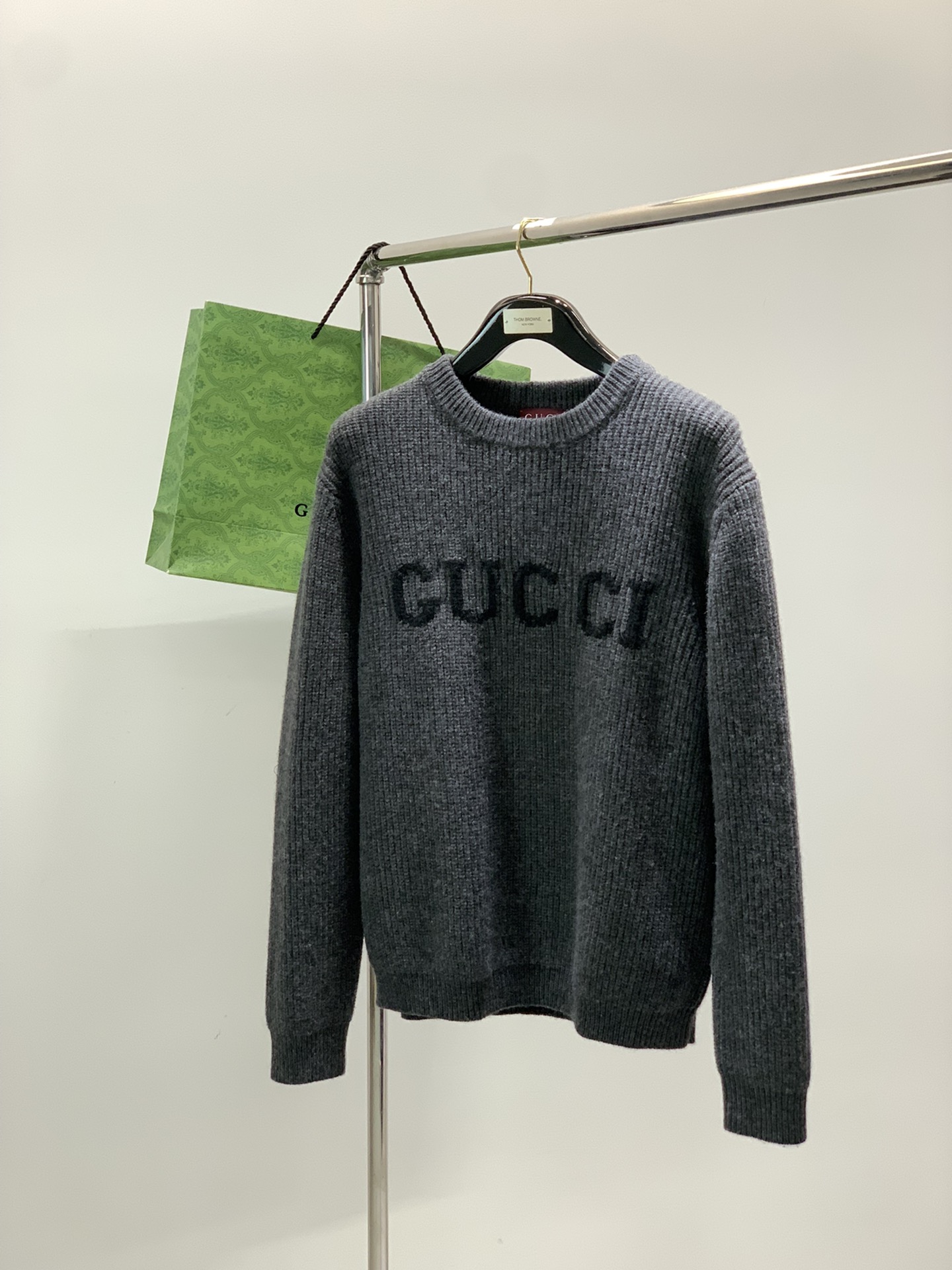 NO:626596,, Gucci Gucci, the latest model for winter 2025, available at counters at the same time, original order, fashionable and casual round neck long-sleeved knitted sweater, the upper body is very unique!  Eye-catching and bright, imported original fabrics, top knitting craftsmanship letter pattern decoration Logo, simple yet fashionable, classic atmosphere, comfortable and breathable, handsome and stylish upper body, size S-XL size SML19860909,Gucci 古驰,2025冬季最新款,专柜同步有售,原单狠货,时尚休闲圆领长袖针织毛衣,上身很有特点！吸睛而有亮点,进口原版面料,顶级针织工艺字母图案装饰Logo,简单而不失时尚,经典大气,舒适透气,上身帅气有型,码数S-XL 尺码SMLXL 衣长65676971 胸围56586062 肩宽48505254 袖长62636465,,gucci,gucci,sweaters,alexander wang,Men's clothing