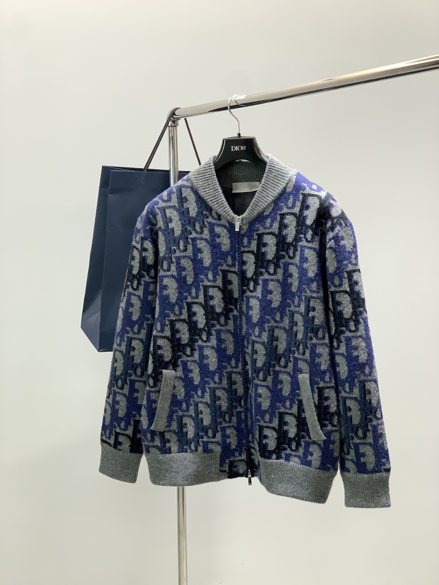 NO:626657,, Dior, 2025 winter new products, available at counters simultaneously, simple and fashionable casual knitted cardigan sweater, original imported fabrics, comfortable and breathable, top knitting technology letter pattern logo, original hardware accessories decoration, extremely high grade, unique design, fashionable and handsome upper body!  2 colors recommended, size XS-L size19860909,Dior 迪奥, 2025冬季新品,专柜同步有售,简约时尚休闲针织开衫毛衣,原版进口面料,舒适透气,顶级针织工艺字母图案logo,原版五金辅料装饰,档次极高,独特设计,上身时尚帅气！2色推荐,码数XS-L 尺码XSSML 衣长70717273 胸围57596062 肩宽48.55051.553 袖长62636465,,dior,dior,sweaters,alexander wang,Men's clothing