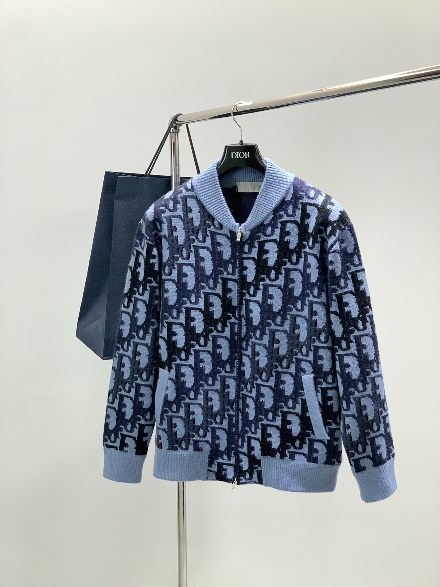 NO:626652,, Dior, 2025 winter new products, available at counters simultaneously, simple and fashionable casual knitted cardigan sweater, original imported fabrics, comfortable and breathable, top knitting technology letter pattern logo, original hardware accessories decoration, extremely high grade, unique design, fashionable and handsome upper body!  2 colors recommended, size XS-L size19860909,Dior 迪奥, 2025冬季新品,专柜同步有售,简约时尚休闲针织开衫毛衣,原版进口面料,舒适透气,顶级针织工艺字母图案logo,原版五金辅料装饰,档次极高,独特设计,上身时尚帅气！2色推荐,码数XS-L 尺码XSSML 衣长70717273 胸围57596062 肩宽48.55051.553 袖长62636465,,dior,dior,sweaters,alexander wang,Men's clothing