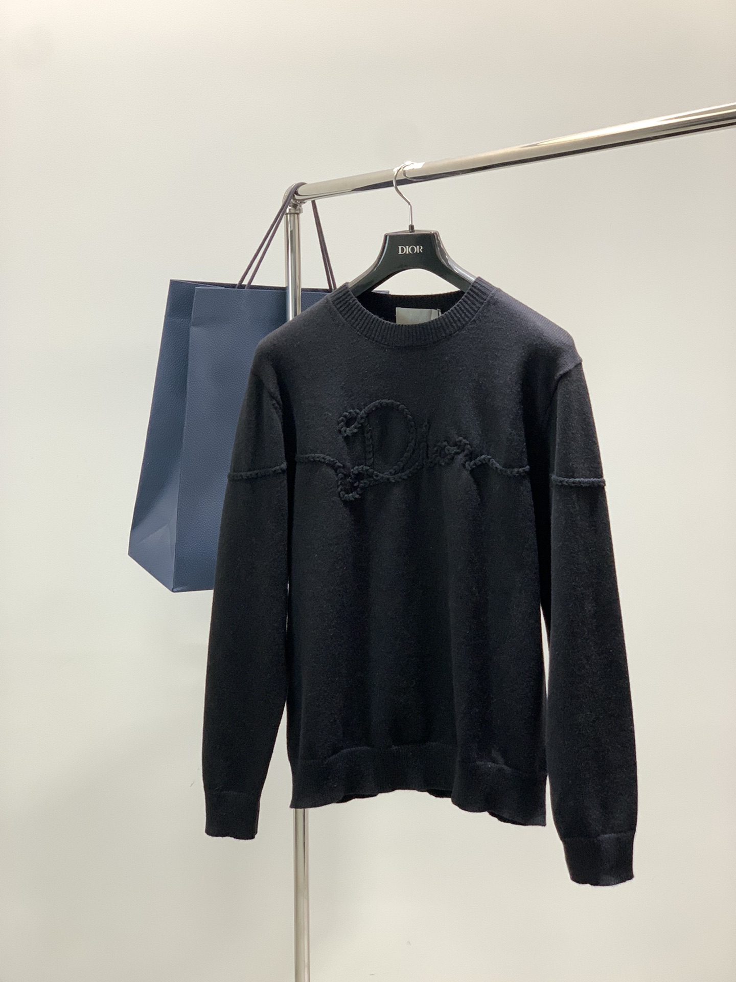 NO:626618,, Dior, 2025 new winter products, available at counters at the same time, simple, fashionable and casual round neck long-sleeved knitted sweater, original imported fabric, comfortable and breathable, top-notch embroidered letter pattern logo, extremely high-grade, unique design, fashionable and handsome upper body!  2 colors recommended, size XS-L size19860909,Dior 迪奥, 2025冬季新品,专柜同步有售,简约时尚休闲圆领长袖针织毛衣,原版进口面料,舒适透气,顶级刺绣工艺字母图案logo,档次极高,独特设计,上身时尚帅气！2色推荐,码数XS-L 尺码XSSML 衣长69 71 73 75 胸围56. 58.60.62 肩宽4849.55152.5 袖长63646566,,dior,dior,sweaters,alexander wang,Men's clothing