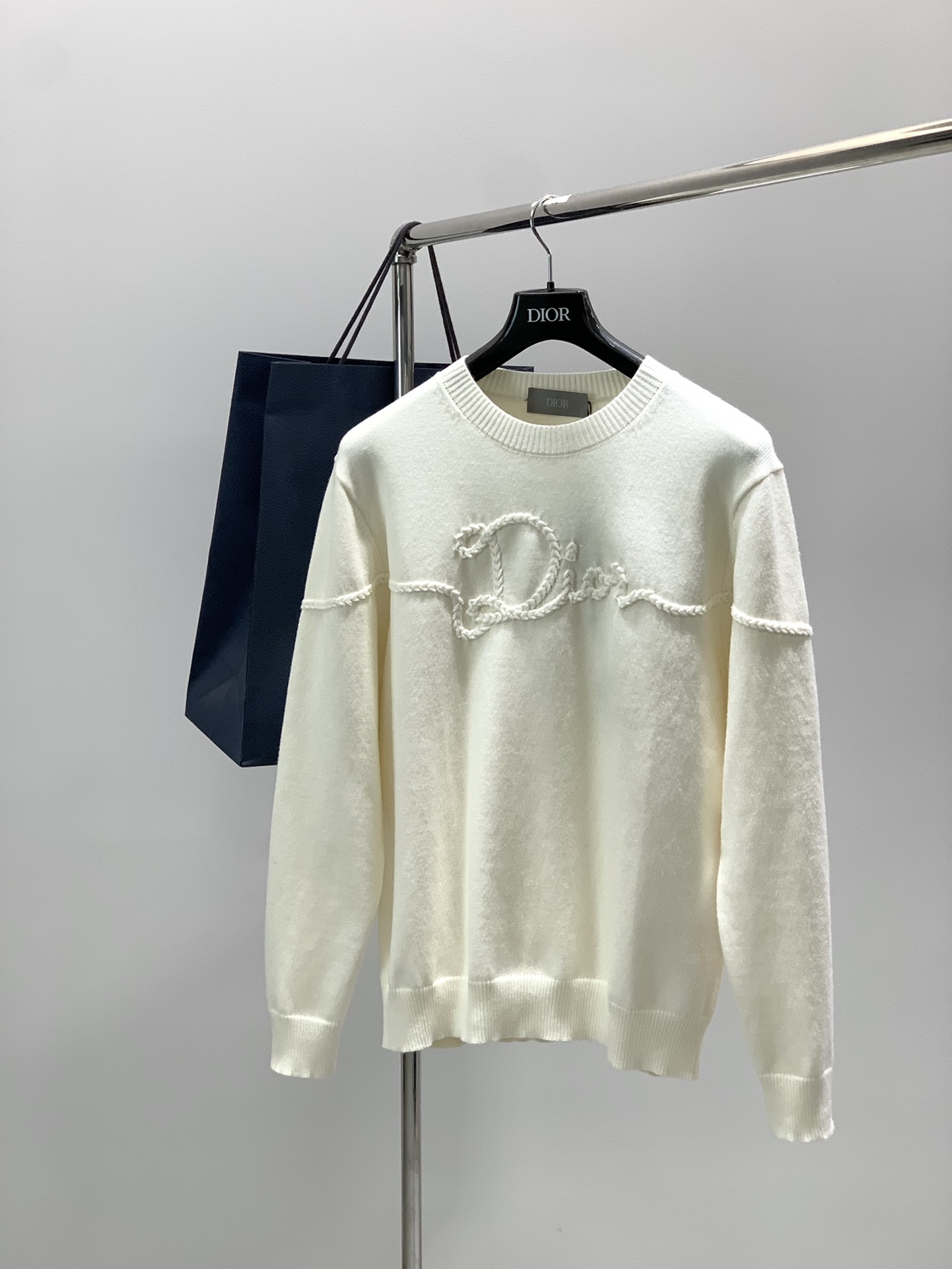 NO:626611,, Dior, 2025 new winter products, available at counters at the same time, simple, fashionable and casual round neck long-sleeved knitted sweater, original imported fabric, comfortable and breathable, top-notch embroidered letter pattern logo, extremely high-grade, unique design, fashionable and handsome upper body!  2 colors recommended, size XS-L size19860909,Dior 迪奥, 2025冬季新品,专柜同步有售,简约时尚休闲圆领长袖针织毛衣,原版进口面料,舒适透气,顶级刺绣工艺字母图案logo,档次极高,独特设计,上身时尚帅气！2色推荐,码数XS-L 尺码XSSML 衣长69 71 73 75 胸围56. 58.60.62 肩宽4849.55152.5 袖长63646566,,dior,dior,sweaters,alexander wang,Men's clothing