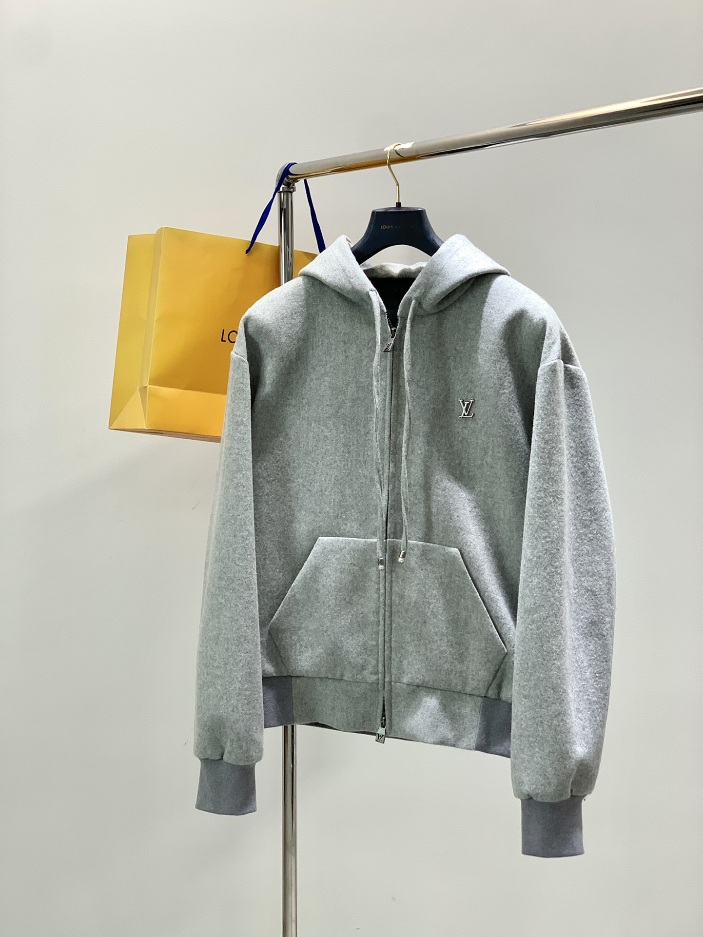 NO:626662,, Louis Vuitton, the latest 2025 autumn and winter style, available at counters at the same time, original order, stylish and casual hooded jacket, the upper body is very unique!  Eye-catching and bright, imported original fabrics, top-notch printing technology letter pattern decoration Logo, original hardware accessories decoration, simple yet fashionable, classic atmosphere, comfortable and breathable, handsome and stylish upper body, size S-XL size SML  vuitton,jackets & coats,hats,alexander wang19860909,LouisVuitton 路易威登,2025秋冬最新款,专柜同步有售,原单狠货,时尚休闲连帽外套,上身很有特点！吸睛而有亮点,进口原版面料,顶级印花工艺字母图案装饰Logo,原版五金辅料装饰,简单而不失时尚,经典大气,舒适透气,上身帅气有型,码数S-XL 尺码SMLXL 衣长68707274 胸围62646668 脚围46485052 袖长66676869,,louis vuitton,louis vuitton,jackets & coats,hats,alexander wang,Men's clothing