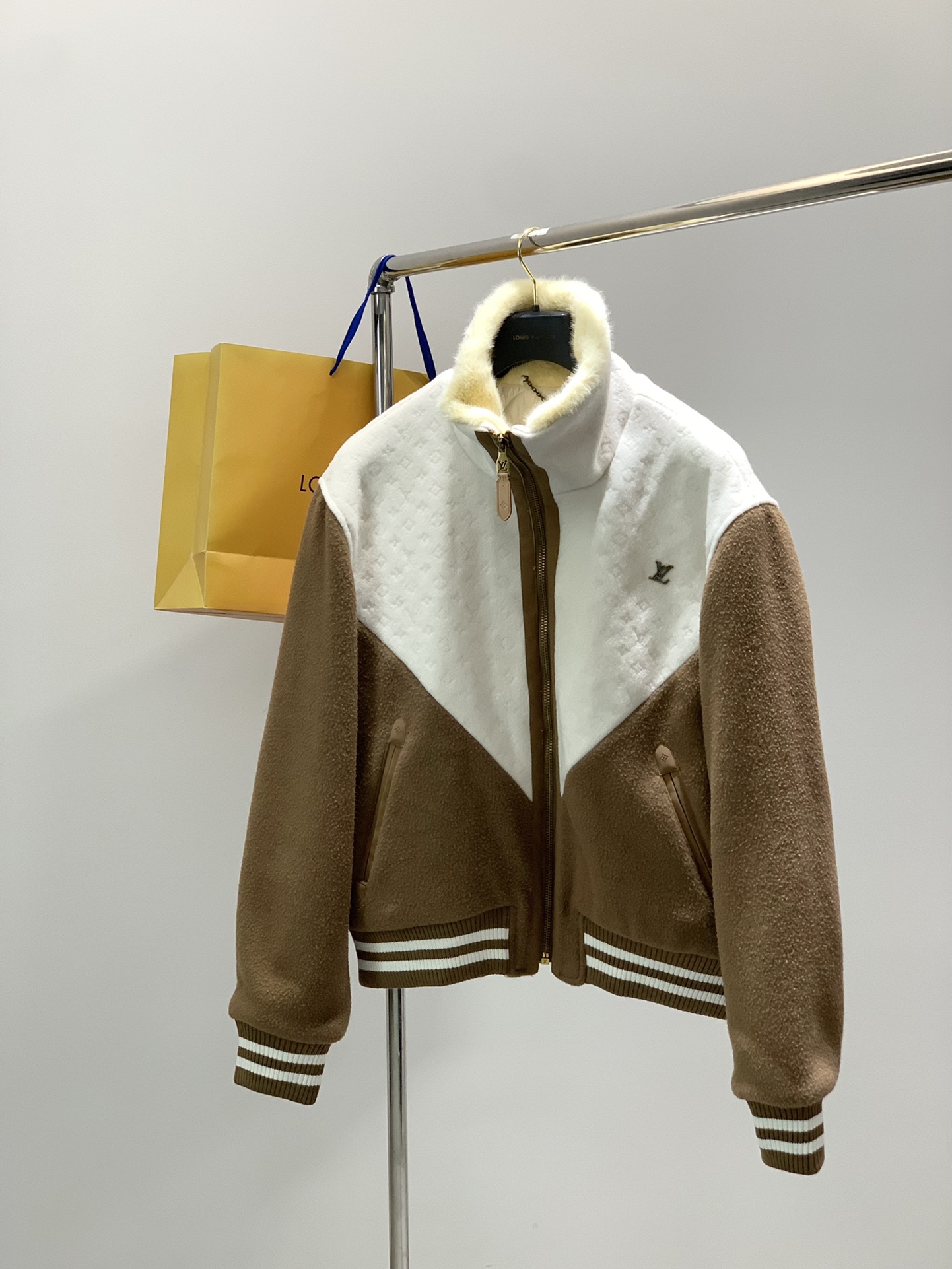 NO:626639,, LouisVuitton Louis Vuitton, the latest model for winter 2025, available at counters at the same time, original order, fashionable and casual spliced ​​plush jacket, the upper body is very unique!  Eye-catching and bright, imported original fabrics, top-grade rubber printing process letter pattern decoration Logo, original hardware accessories decoration, simple yet fashionable, classic atmosphere, comfortable and breathable, handsome and stylish upper body, code number S-XL size SML  vuitton,louis vuitton,jackets & coats,alexander wang19860909,LouisVuitton 路易威登,2025冬季最新款,专柜同步有售,原单狠货,时尚休闲拼接毛绒外套,上身很有特点！吸睛而有亮点,进口原版面料,顶级印胶工艺字母图案装饰Logo,原版五金辅料装饰,简单而不失时尚,经典大气,舒适透气,上身帅气有型,码数S-XL 尺码SMLXL 衣长6566.56869.5 胸围130134138142 肩宽58606264 袖长66676869,,louis vuitton,louis vuitton,jackets & coats,alexander wang,Men's clothing