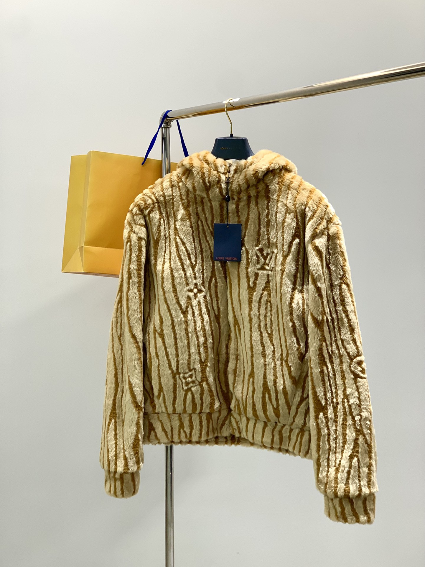 NO:626562,, LouisVuitton Louis Vuitton, the latest model for winter 2025, available at counters at the same time, original order, stylish and casual hooded plush jacket, the upper body is very unique!  Eye-catching and bright, imported original fabrics, top-notch embossed letter pattern decorative logo, original hardware decoration, simple yet fashionable, classic atmosphere, comfortable and breathable, handsome and stylish upper body, size S-XL size SML  coats,hats,alexander wang19860909,LouisVuitton 路易威登,2025冬季最新款,专柜同步有售,原单狠货,时尚休闲连帽毛绒外套,上身很有特点！吸睛而有亮点,进口原版面料,顶级压纹工艺字母图案装饰Logo,原版五金辅料装饰,简单而不失时尚,经典大气,舒适透气,上身帅气有型,码数S-XL 尺码SMLXL 衣长64656667 胸围57596163 肩宽54555657,,louis vuitton,louis vuitton,jackets & coats,hats,alexander wang,Men's clothing