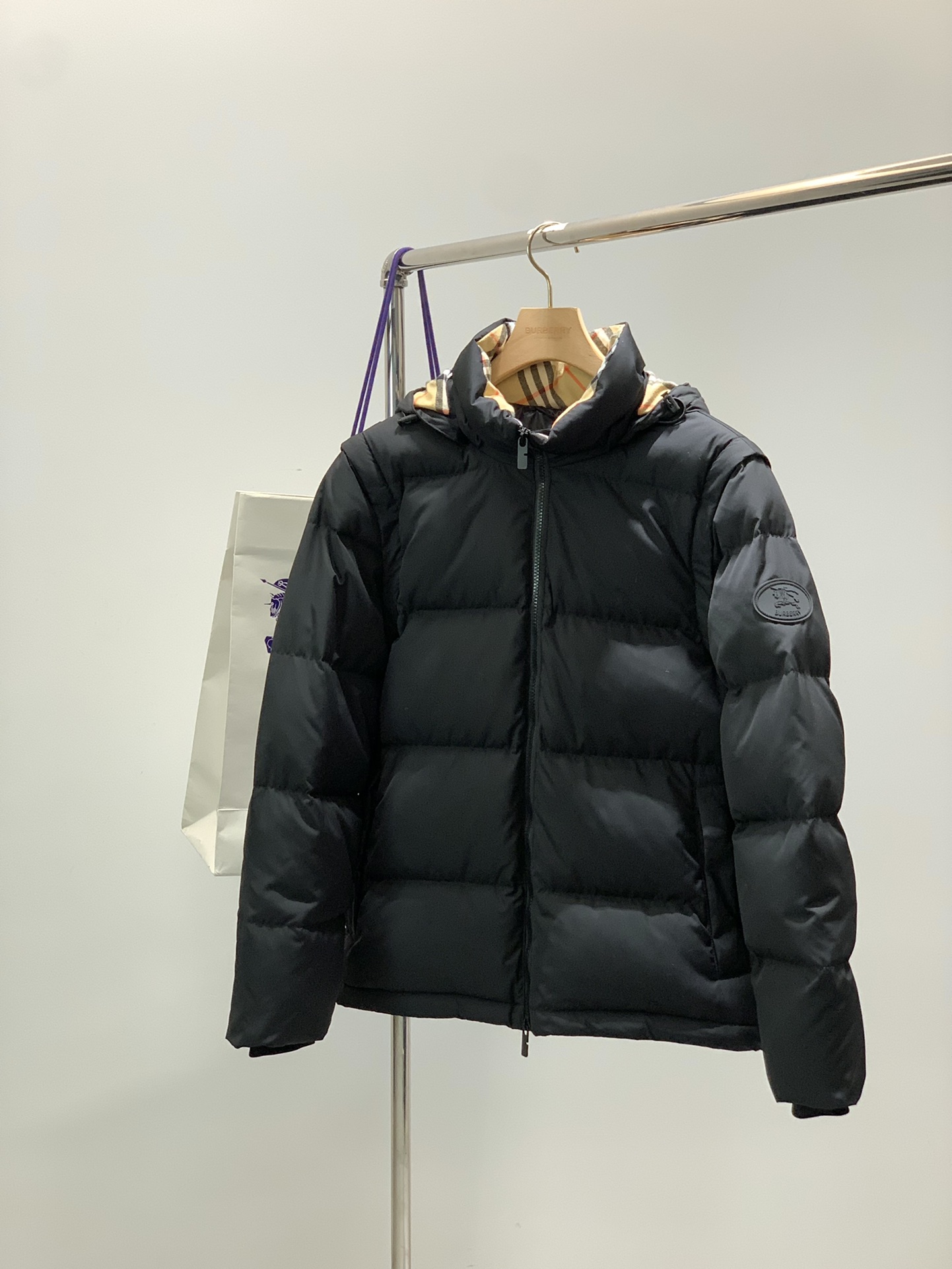 NO:626645,, Burberry, 2025 winter latest products, available at counters simultaneously, original goods, fashionable and casual hooded down jacket (vest), imported original fabrics, upper body comfortable and breathable, top-grade rubber printing process letter pattern decorative logo, original hardware accessories decoration, extremely high grade, comfortable and versatile, handsome upper body, 3 colors recommended, size S-XL size SMLXL length 73747576  Bust 58606264 Shoulder width 47484950 Hem 59616365,,burberry,burberry,down jacket,hats,alexander wang19860909,Burberry 巴宝莉,2025冬季最新品,专柜同步有售,原单狠货,时尚休闲连帽羽绒服（马甲）,进口原版面料,上身舒适透气,顶级印胶工艺字母图案装饰logo,原版五金辅料装饰,档次极高,舒适百搭,上身帅气十足,3色推荐,码数S-XL 尺码SMLXL 衣长73747576 胸围58606264 肩宽47484950 下摆59616365,,burberry,burberry,down jacket,hats,alexander wang,Men's clothing