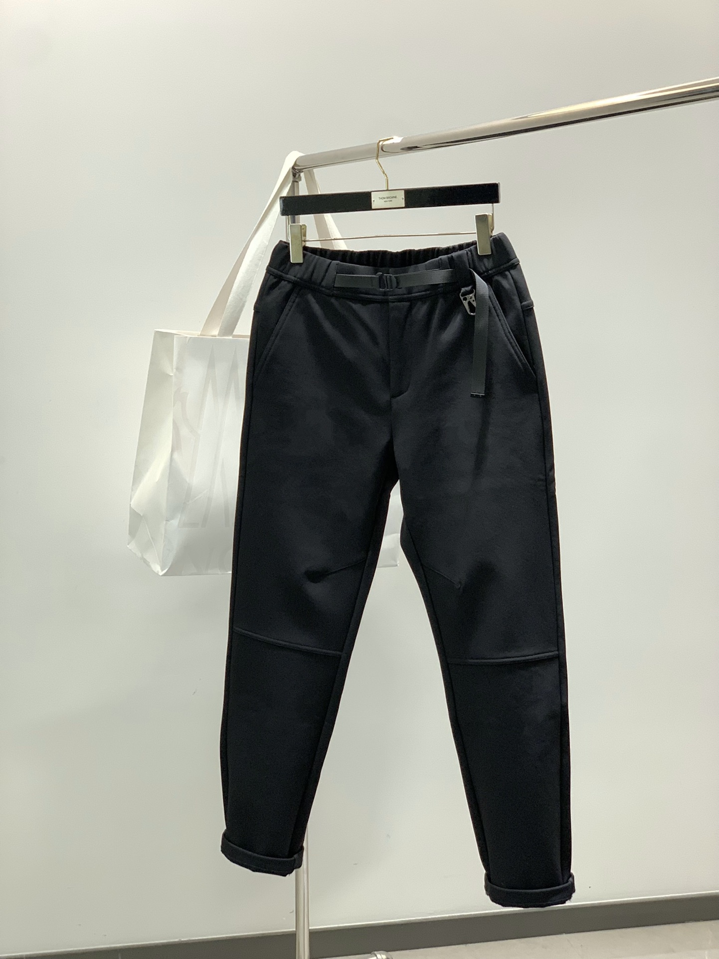 NO:626605,, Moncler Mouth Mouth, 2025 winter latest product, available at counters simultaneously, original goods, fashionable velvet casual pants, using imported original fabrics, top-grade rubber printing technology letter pattern logo, original hardware accessories decoration, simple yet fashionable, fashionable and handsome upper body, size M-4XL,, Moncler, alexander wang19860909,Moncler 蒙口,2025冬季最新品,专柜同步有售,原单狠货,时尚绒休闲裤,采用进口原版面料,顶级印胶工艺字母图案logo,原版五金辅料装饰,简单而不失时尚,上身时尚帅气,码数M-4XL,,Moncler,alexander wang,Men's clothing