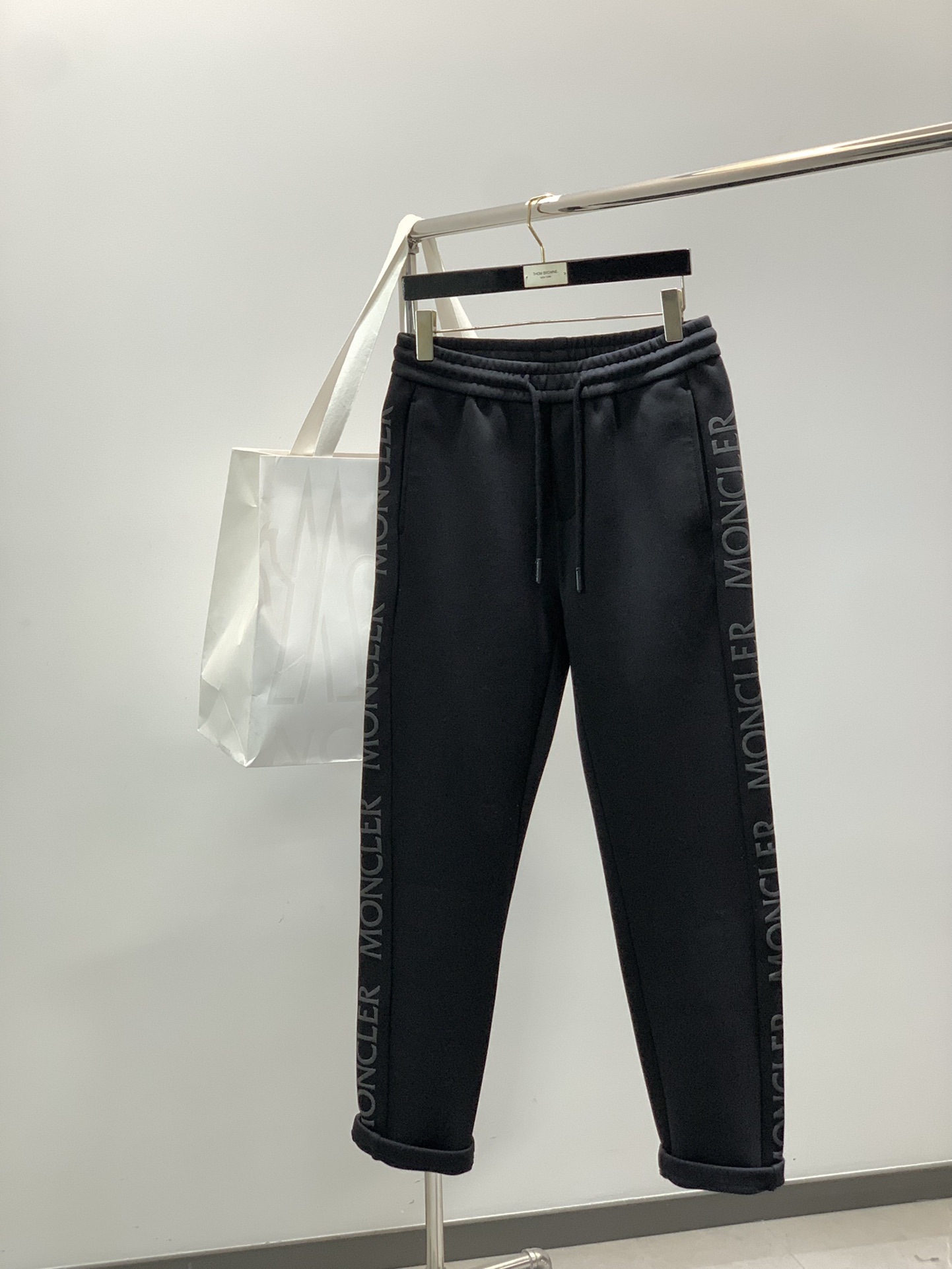 NO:626554,, Moncler Mouth Mouth, 2025 winter latest products, available at counters simultaneously, original goods, fashionable casual pants, using imported original fabrics, top-notch printing technology letter pattern logo, original hardware accessories decoration, simple yet fashionable, fashionable and handsome upper body, size M-4XL,,Moncler,alexander wang19860909,Moncler 蒙口,2025冬季最新品,专柜同步有售,原单狠货,时尚休闲裤,采用进口原版面料,顶级印花工艺字母图案logo,原版五金辅料装饰,简单而不失时尚,上身时尚帅气,码数M-4XL,,Moncler,alexander wang,Men's clothing