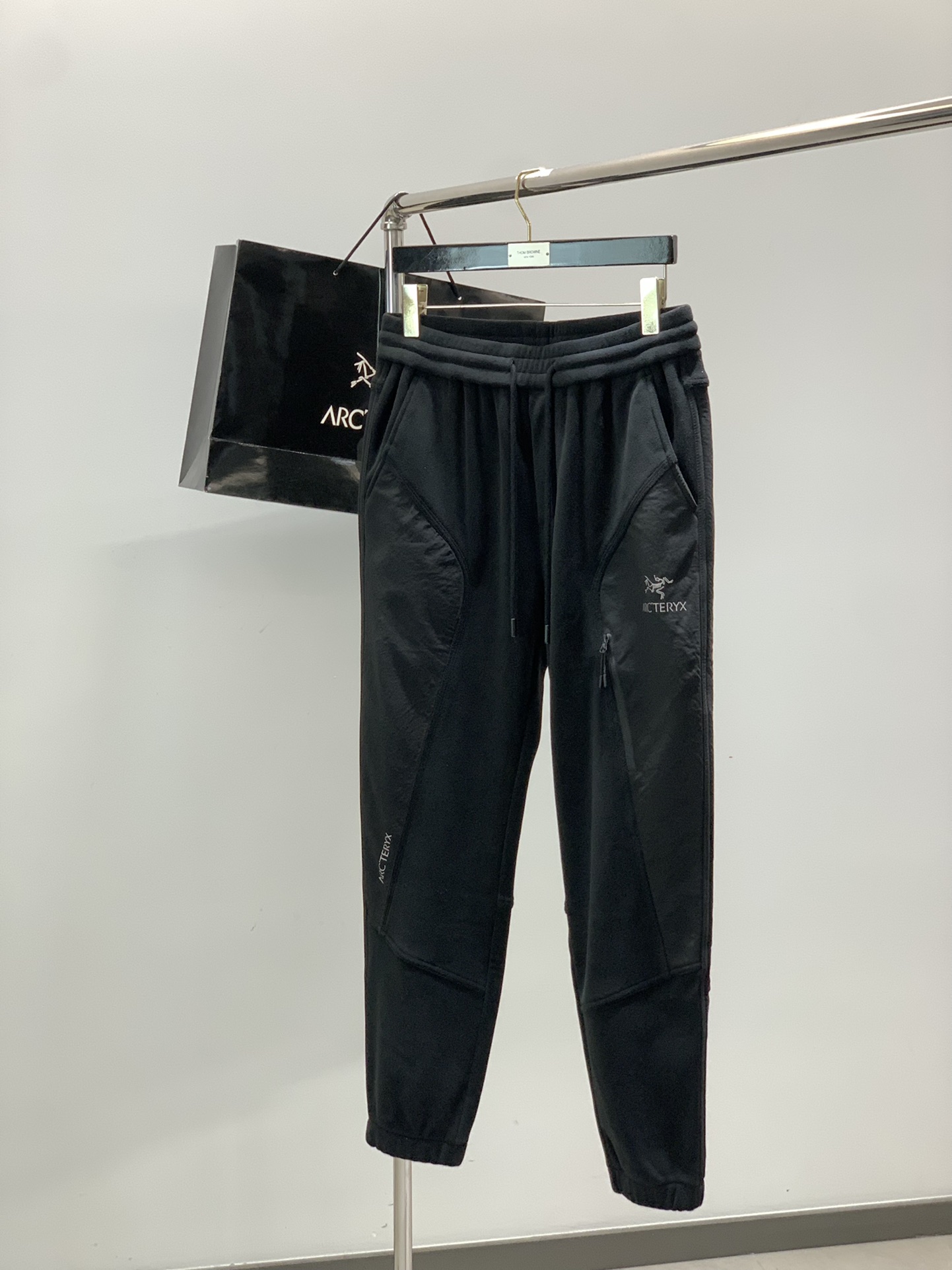 NO:626538,, ARCTERYX Arc'teryx, new winter product, fashionable and casual polar fleece trousers, available at counters simultaneously, original order, imported original fabrics, top-notch printing technology letter pattern logo, original hardware accessories decoration, extremely high grade, easy to match and versatile, handsome and stylish upper body, size M-4XL, arc'teryx, alexander wang19860909,ARCTERYX 始祖鸟,冬季新品,时尚休闲摇粒绒长裤,专柜同步有售,原单狠货,采用进口原版面料,顶级印花工艺字母图案logo,原版五金辅料装饰,档次极高,从容百搭,上身帅气有型,码数M-4XL,arc'teryx,alexander wang,Men's clothing