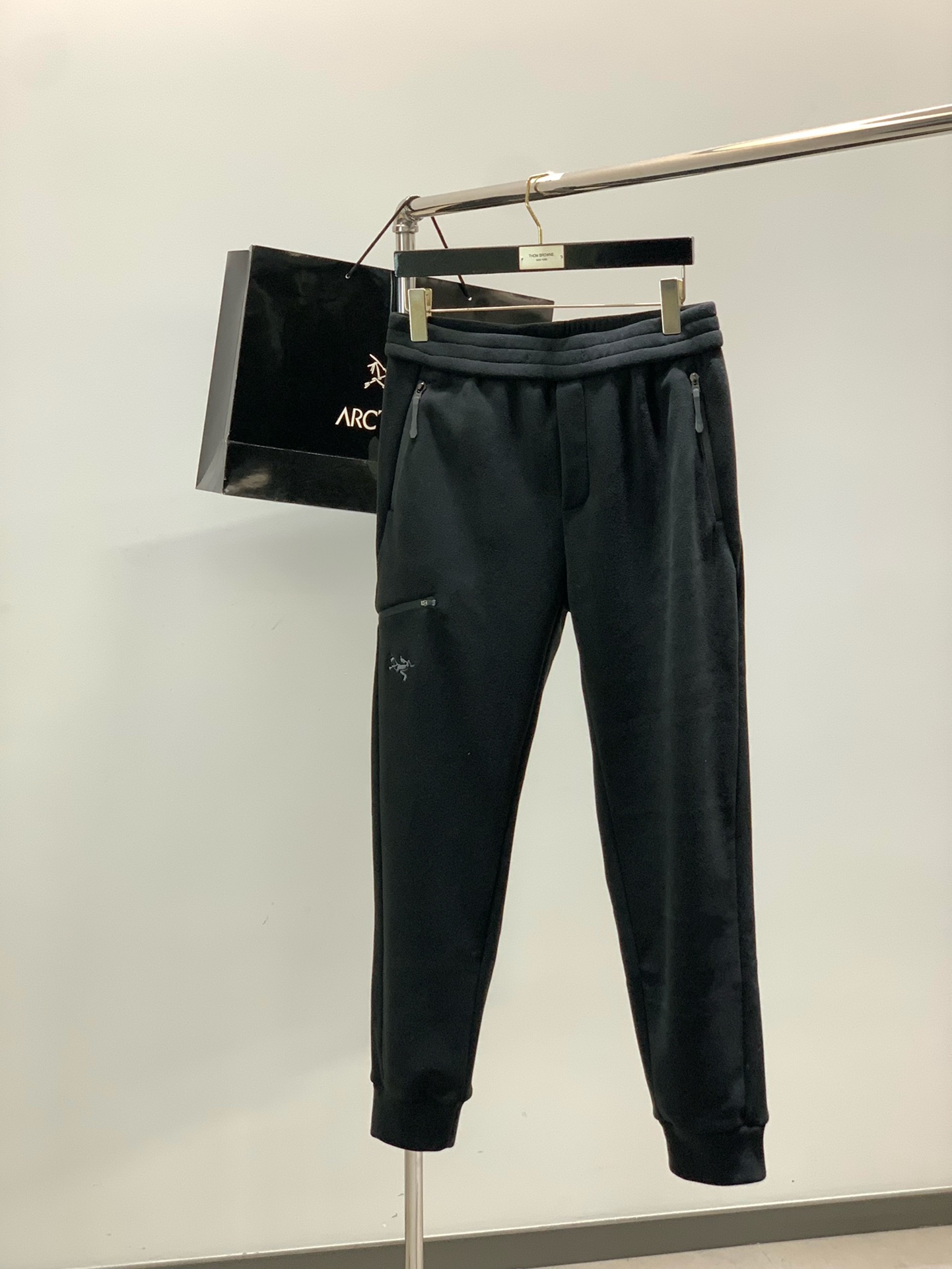 NO:626625,, ARCTERYX, 2025 winter new product, fashionable and casual polar fleece trousers, available at the counter simultaneously, original order, imported original fabrics, top embroidery technology letter pattern logo, original hardware accessories decoration, extremely high grade, easy to match and versatile, handsome and stylish upper body, size M-4XL, arc'teryx, alexander wang19860909,ARCTERYX 始祖鸟,2025冬季新品,时尚休闲摇粒绒长裤,专柜同步有售,原单狠货,采用进口原版面料,顶级刺绣工艺字母图案logo,原版五金辅料装饰,档次极高,从容百搭,上身帅气有型,码数M-4XL,arc'teryx,alexander wang,Men's clothing