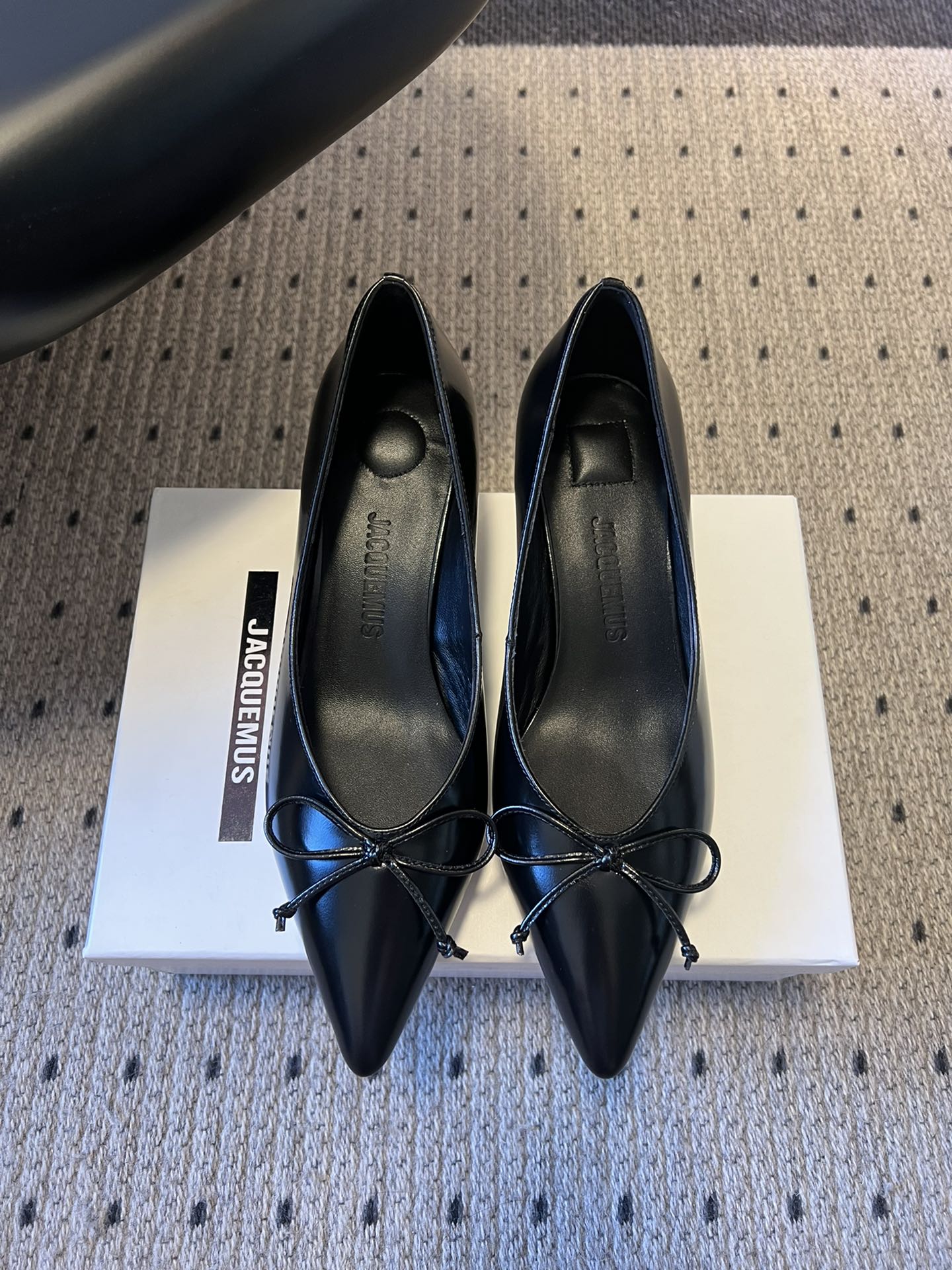 NO:650772,Jacquemus 25ss Bow Low Heel Pointed Toe Casual Shoes. The pointed toe shoe shape + thin ribbon bow decoration on the toe not only elongates the leg line, but also has a gentle and delicate feeling; the shoe body is simple and smooth, and the color matching is a versatile basic color system. The upper is made of soft genuine leather, which has a delicate touch and fits the foot shape, and is not easy to wear for a long time;  The heel is a flat design, which is more comfortable than high-heeled shoes and can be used for daily commuting and shopping. It can be worn with skirts for a gentle and elegant route, or with trousers for a smart commuting style. It is a basic model with 'high daily utilization'. Open-edge beaded cowhide leather on the upper, sheepskin lining, Italian genuine leather outsole, heel height 3.5cm, size 35-41 (40, 41 customized, non-refundable), single shoe, high  heels,skirts,cowhide,sheepskin,Leather soles19860909jacquemus 25ss蝴蝶结低跟尖头单鞋休闲鞋 尖头鞋型+鞋头细带蝴蝶结装饰,既拉长腿部线条,又自带温柔精致感；鞋身简约流畅,配色都是百搭的基础色系.鞋面是柔软真皮,触感细腻、贴合脚型,久穿不易磨脚； 鞋跟是平跟设计,比高跟鞋更舒适,日常通勤、逛街都能驾驭.既能搭配裙装走温柔优雅路线,也能配裤装打造干练通勤风,是“日常利用率很高”的基础款. 鞋面开边珠牛皮 内里羊皮 大底意大利真皮大底 跟高3.5cm size35-41（40、41定制不退换）,单鞋,high heels,skirts,cowhide,sheepskin,Leather soles,Women's Shoes