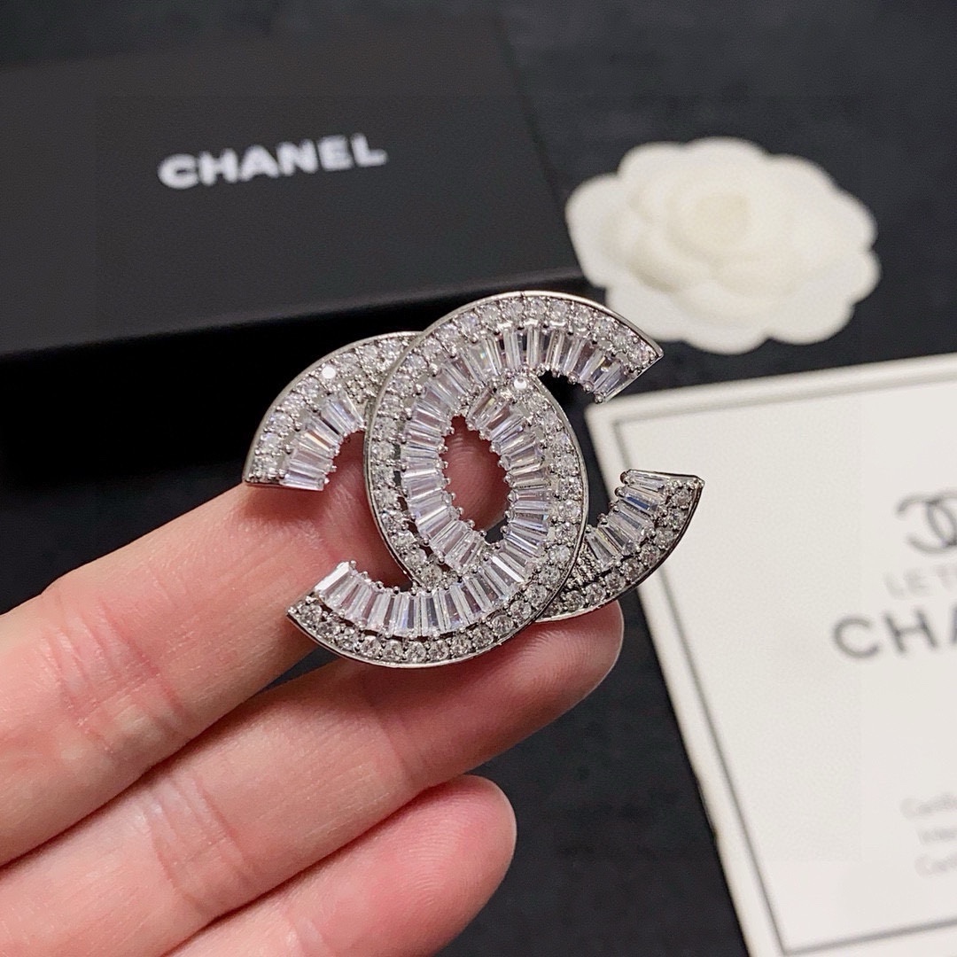NO:642278,CHANEL Xiaoxiang counter's new full-diamond high-quality Chanel brooch is the accessory that best understands women. Women who devote all their efforts to being themselves tend to cherish the meaning of the brooch more. Ms. Chanel pinned the brooch on her hat and told the fashionable ladies who imitated her [Broches are very practical. They can be pinned on the collar of a suit, on a pocket, on a hat, on a belt or on an evening dress. Boutique jewelry, chanel, chanel, business  suit, brooch, breastpin, hats19860909CHANEL小香专柜新款满钻高品质香奈儿胸针,是最懂女人的饰物.那些倾注了全部心血去做自己的女人,往往更珍惜胸针的意义.香奈儿女士把胸针别在帽子上,并告诉那些模仿她的时髦女士们[胸针可是非常实用,它可以别在西装领上、口袋上、帽子上、腰带上或者是晚礼服上,饰品精品,chanel,chanel,business suit,brooch，breastpin,hats,Jewelry