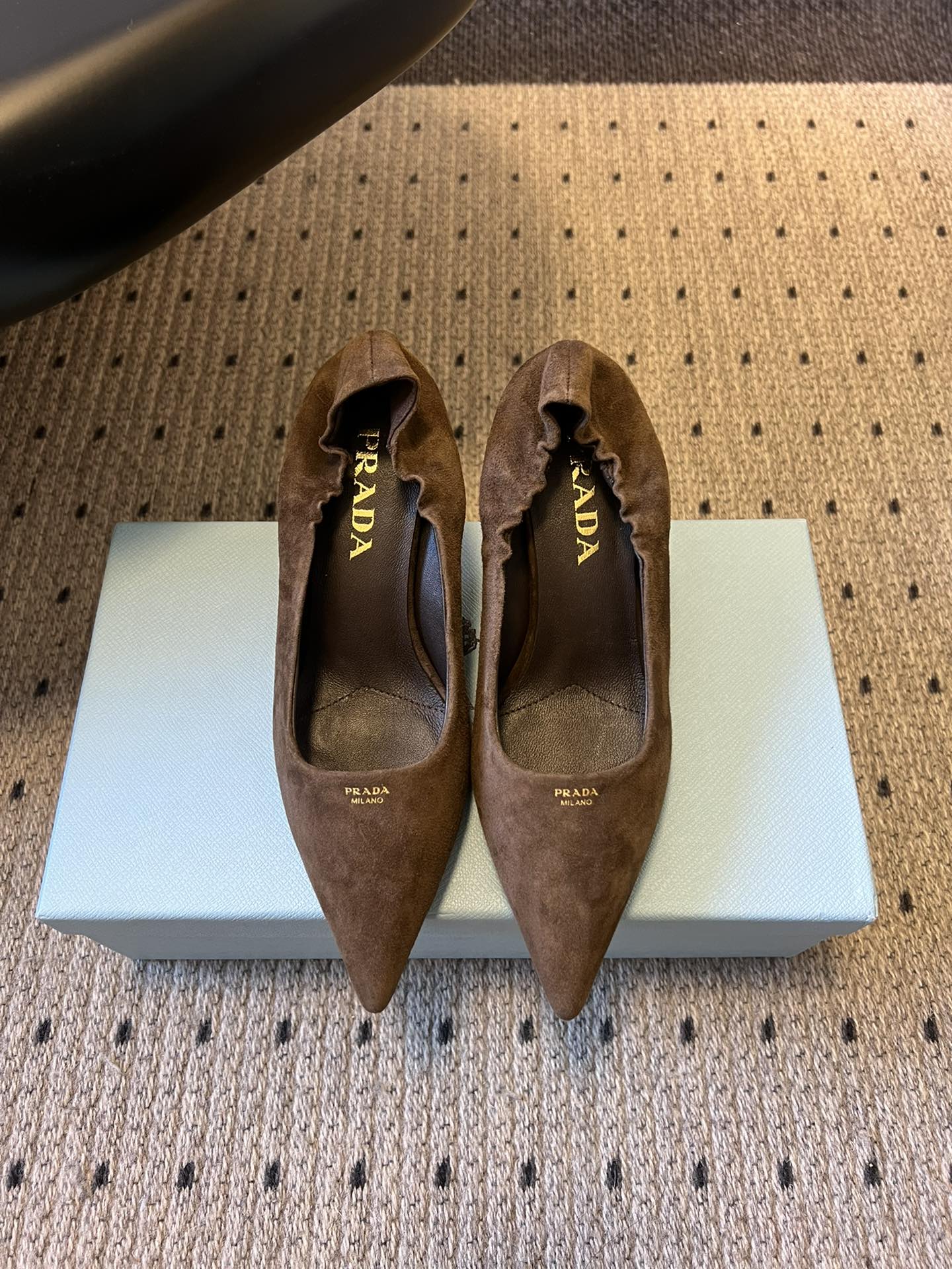 NO:646721,Prad*25ss suede pointed toe shallow high heels are made of soft velvet textured sheepskin, with a delicate and high-end touch. They are available in 3 colors (brown/black/burgundy) to suit different styles. The pointed toe + ruffled edges at the shoe mouth not only elongate the leg line, but also add soft feminine details; the golden PRADA logo is printed on the inside, which is low-key and luxurious.  The low-heeled design is the brand's signature 'comfortable high-heeled', taking into account elegance and daily commuting walking experience. Simple and without unnecessary decoration, it can be seamlessly connected with commuting attire and light and sophisticated style. It is a versatile style with 'low-key elegance'.19860909Prad*25ss 绒面尖头浅口小高跟 采用柔绒质感的羊皮,触感细腻高级,3种配色（棕/黑/酒红）适配不同风格.尖头+鞋口褶皱边,既拉长腿部线条,又添了柔和的女性化细节；内里印金色PRADA标识,低调显奢. 低跟设计,是品牌标志性的“舒适高跟”,兼顾优雅感与日常通勤的行走体验简约无多余装饰,能无缝衔接通勤装、轻熟风,属于“低调贵气”的百搭款 面料羊京 内里羊皮 大底真皮大底 增高5cm Size35-41码（40、41码订做不退换）,高跟鞋单鞋,prada,high heels,sheepskin,sheep,Leather soles,Women's Shoes