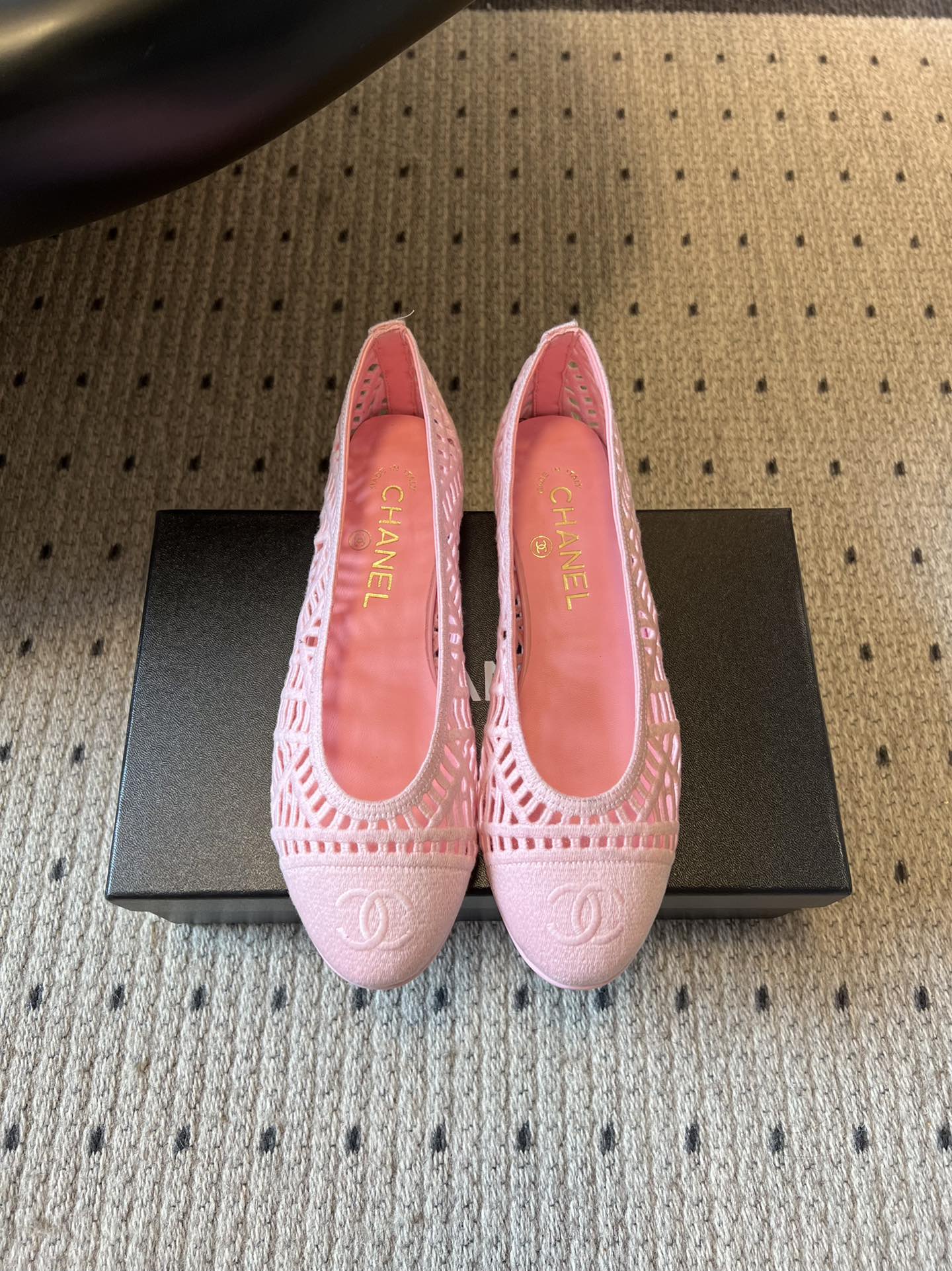 NO:646947,Top quality Chane*25ss new flat-soled hollow breathable shoes adopt hollow weaving technology, with exquisite texture and strong breathability. The toe box is integrated with the brand's classic double C logo, and the design is highly recognizable. The flat-soled shoe shape is suitable for daily commuting, leisure and other scenes and long-term wear. The shoe body is soft and skin-friendly, fits the foot shape and is not easy to wear.  The colors include light gold, pink, white, black, etc., the style is fresh or simple, suitable for different outfits. The shoe shape has smooth lines, and the visual effect of modifying the foot shape is light. The brand logo is printed on the inside, and the texture is reflected in the details. Custom woven electric embroidered upper, sheepskin lining, Italian leather outsole, increased by 1cm, size 35-41 (customized sizes 40 and 41 are not returnable), ballet shoes, chanel, flats, sheepskin, Leather soles19860909顶级品质 Chane*25ss 新款平底镂空透气单鞋 采用镂空编织工艺,纹理精致且透气性强.鞋头融入品牌经典双C标识,设计辨识度高.平底鞋型,适配日常通勤、休闲等多场景长时间穿着.鞋身材质柔软亲肤,贴合脚型不易磨脚 配色包含浅金、粉色、白色、黑色等,风格清新或简约,适配不同穿搭.鞋型线条流畅,修饰脚型视觉效果轻盈.内里印有品牌标识,细节处体现质感. 鞋面定制编织电绣鞋面 内里羊皮 大底意大利真皮大底 增高1cm size35-41码（40、41码定制不退换）,芭蕾舞鞋,chanel,flats,sheepskin,Leather soles,Women's Shoes