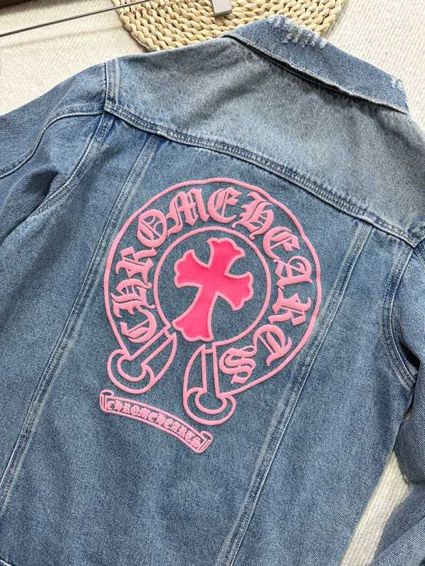 CH克罗心 25秋冬新款 做旧蓝牛仔夹克，潮流街头风，经典翻领+长袖设计，整体是偏宽松的版型，后背印有粉