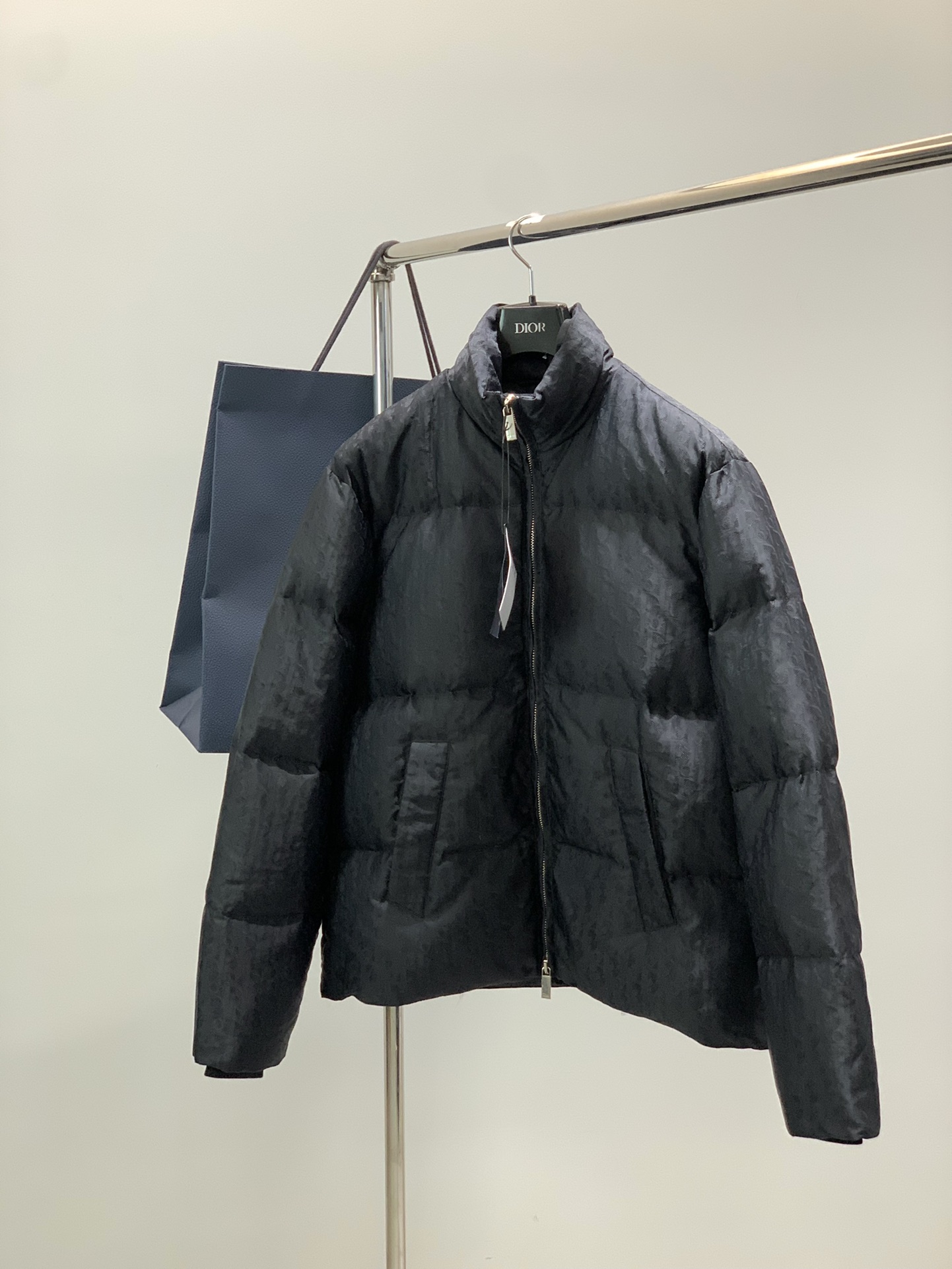 NO:643910,, Dior, new winter products, available at counters simultaneously, simple and fashionable casual down jacket, original imported fabric, comfortable and breathable, top-notch jacquard letter pattern logo, original hardware decoration, extremely high grade, unique design, fashionable and handsome upper body!  2 colors recommended, size S-XL, dior, dior, down jacket, alexander wang19860909,Dior 迪奥, 冬季新品,专柜同步有售,简约时尚休闲羽绒服,原版进口面料,舒适透气,顶级提花工艺字母图案logo,原版五金辅料装饰,档次极高,独特设计,上身时尚帅气！2色推荐,码数S-XL,,dior,dior,down jacket,alexander wang,Men's clothing