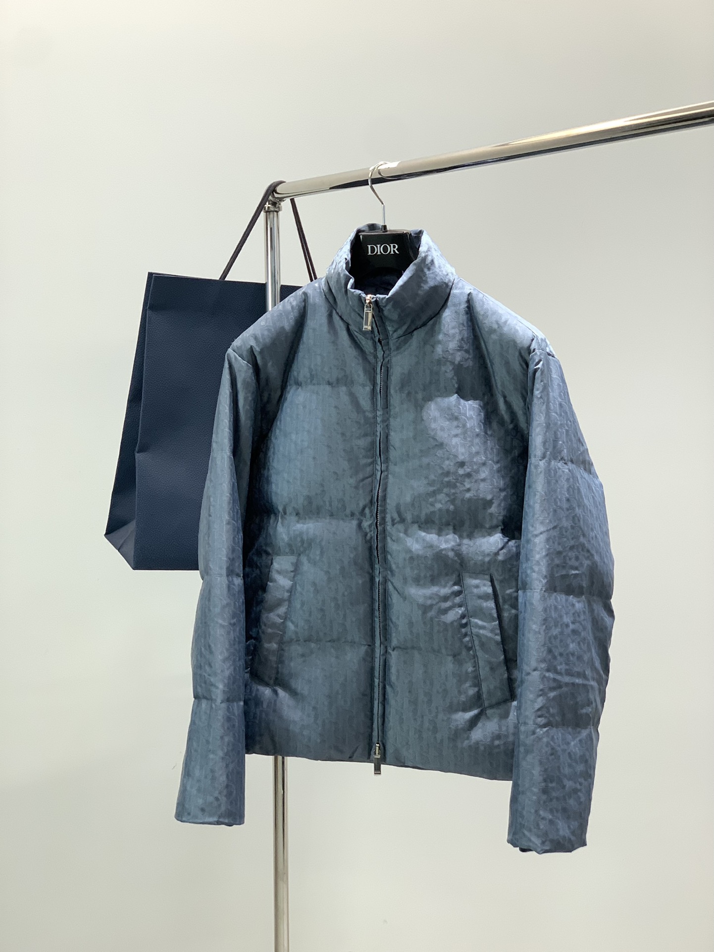 NO:643913,, Dior, new winter products, available at counters simultaneously, simple and fashionable casual down jacket, original imported fabric, comfortable and breathable, top-notch jacquard letter pattern logo, original hardware decoration, extremely high grade, unique design, fashionable and handsome upper body!  2 colors recommended, size S-XL, size SMLXL, length 73747576, bust 126130134138, shoulder width 53545556, sleeve length 66676869,, dior, dior, down jacket, alexander wang19860909,Dior 迪奥, 冬季新品,专柜同步有售,简约时尚休闲羽绒服,原版进口面料,舒适透气,顶级提花工艺字母图案logo,原版五金辅料装饰,档次极高,独特设计,上身时尚帅气！2色推荐,码数S-XL 尺码SMLXL 衣长73747576 胸围126130134138 肩宽53545556 袖长66676869,,dior,dior,down jacket,alexander wang,Men's clothing