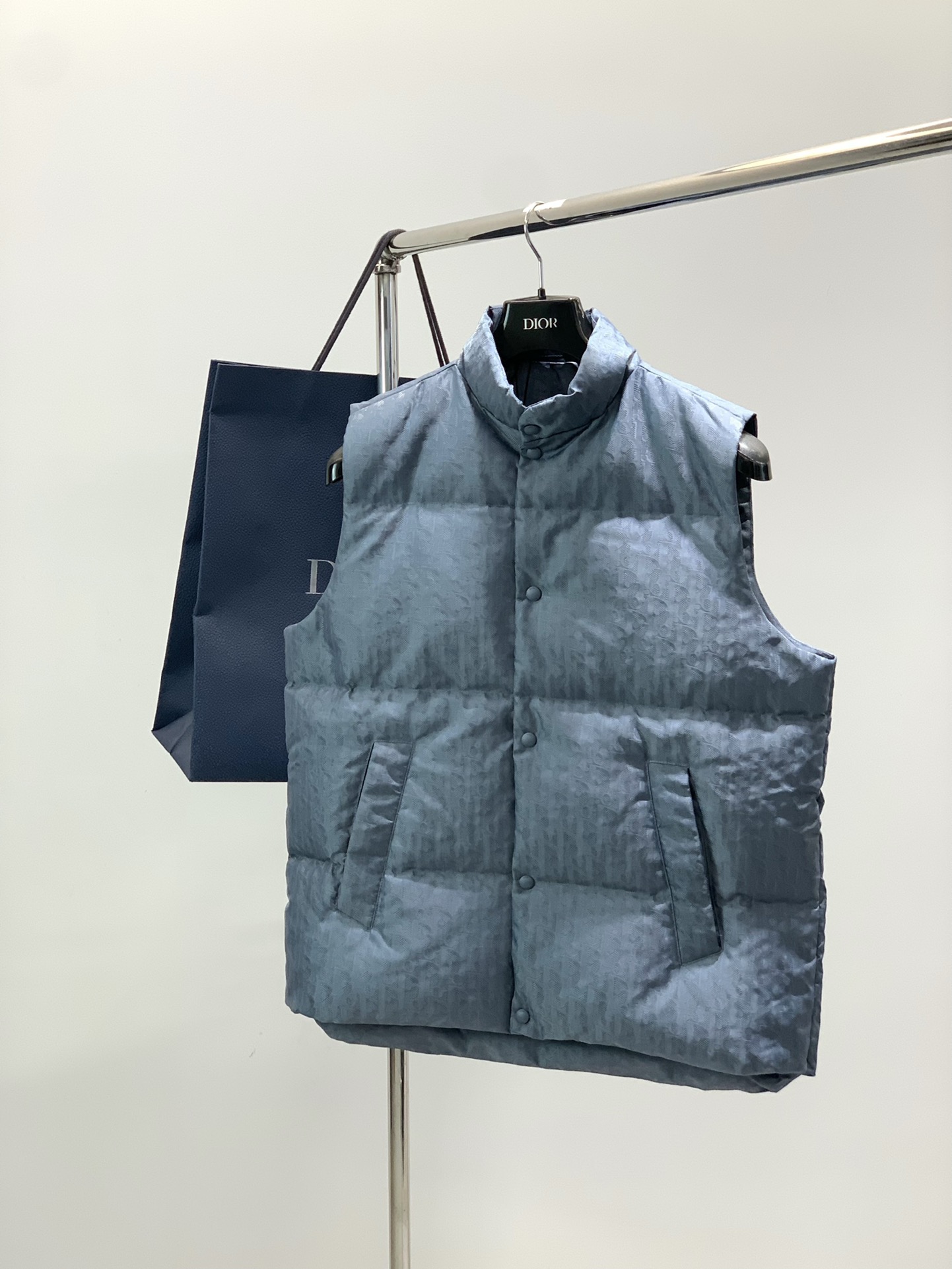 NO:643928,, Dior, new winter products, available at counters simultaneously, simple and fashionable casual down vest, original imported fabric, comfortable and breathable, top-notch jacquard letter pattern logo, original hardware decoration, extremely high grade, unique design, fashionable and handsome upper body!  Size S-Xl,,dior,dior,down jacket,alexander wang19860909,Dior 迪奥, 冬季新品,专柜同步有售,简约时尚休闲羽绒马甲,原版进口面料,舒适透气,顶级提花工艺字母图案logo,原版五金辅料装饰,档次极高,独特设计,上身时尚帅气！码数S-Xl,,dior,dior,down jacket,alexander wang,Men's clothing