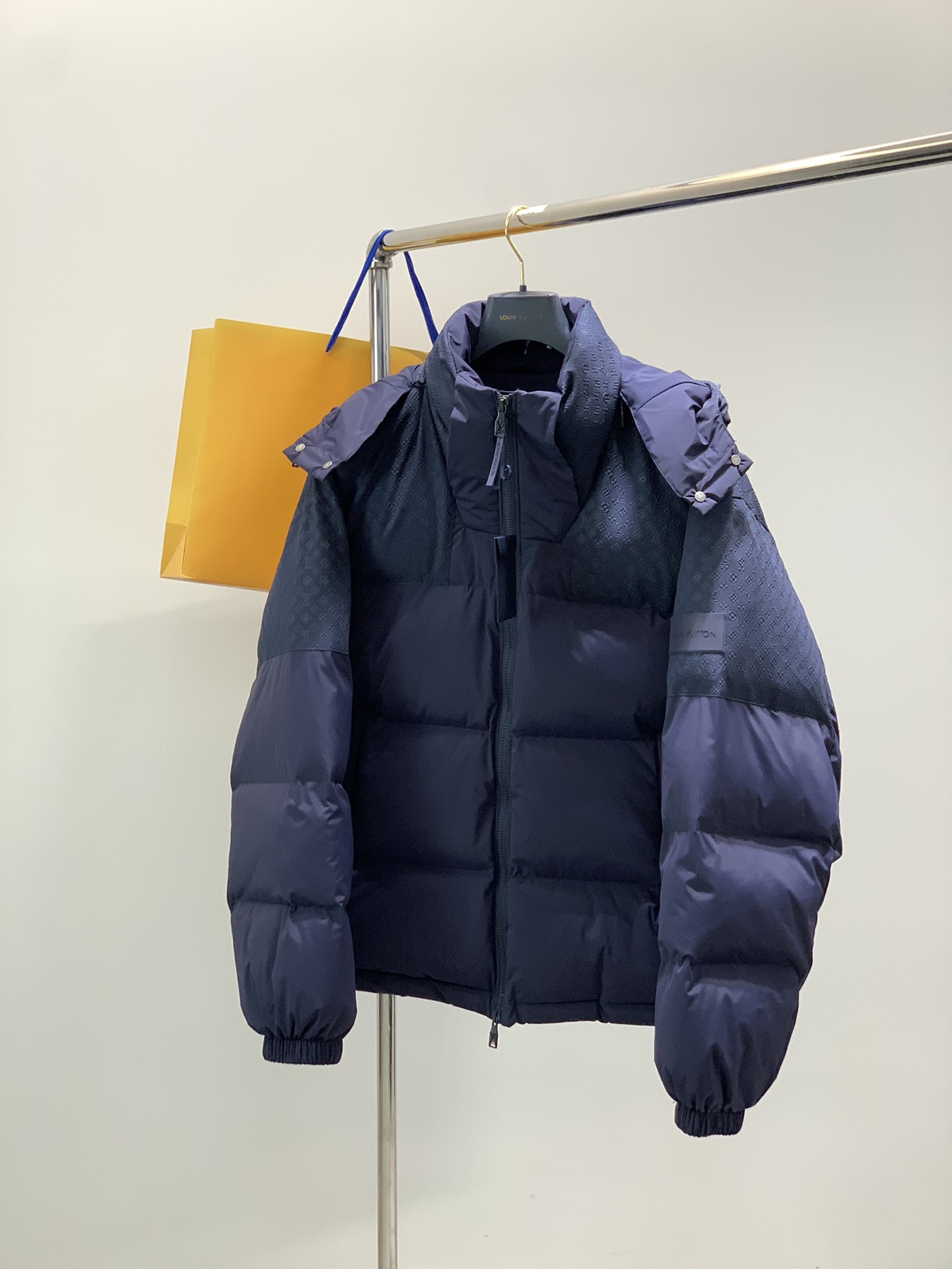 NO:643926,, LouisVuitton Louis Vuitton, the latest model for winter 2025, available at counters at the same time, original order, stylish and casual hooded down jacket, the upper body is very unique!  Eye-catching and bright, imported original fabrics, top-grade rubber printing technology letter pattern decoration Logo, original hardware accessories decoration, simple yet stylish, classic atmosphere, comfortable and breathable, handsome and stylish upper body, code number S-XL size SMLXL length 69717375 bust 122126130134 shoulder width 53545556 sleeve length 64656667,  vuitton,louis vuitton,down jacket,hats,alexander wang19860909,LouisVuitton 路易威登,2025冬季最新款,专柜同步有售,原单狠货,时尚休闲连帽羽绒服,上身很有特点！吸睛而有亮点,进口原版面料,顶级印胶工艺字母图案装饰Logo,原版五金辅料装饰,简单而不失时尚,经典大气,舒适透气,上身帅气有型,码数S-XL 尺码SMLXL 衣长69717375 胸围122126130134 肩宽53545556 袖长64656667,,louis vuitton,louis vuitton,down jacket,hats,alexander wang,Men's clothing