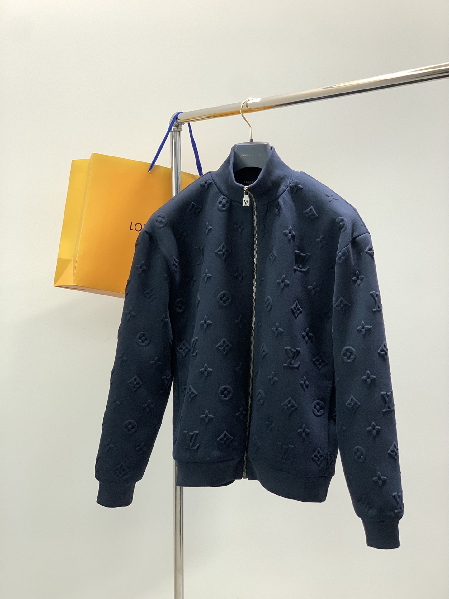 NO:643920,Clothes, pants P, Louis Vuitton, the latest autumn and winter styles, available at counters simultaneously, original orders, fashionable casual suits, the upper body is very unique!  Eye-catching and bright, imported original fabrics, top-notch embossed letter pattern decorative logo, original hardware decoration, simple yet stylish, classic and elegant, comfortable and breathable, handsome and stylish upper body, size S-XL size SMLXL length 66687072 bust 116120124128 shoulder width 54565860 hem 889296100 SMLXL  Pants length 103104105106 Waist 78828690 Hips 104108112114 Feet 46485052,,louis vuitton,louis vuitton,alexander wang19860909衣服,裤子P,LouisVuitton 路易威登,秋冬最新款,专柜同步有售,原单狠货,时尚休闲套装,上身很有特点！吸睛而有亮点,进口原版面料,顶级浮雕工艺字母图案装饰Logo,原版五金辅料装饰,简单而不失时尚,经典大气,舒适透气,上身帅气有型,码数S-XL 尺码SMLXL 衣长66687072 胸围116120124128 肩宽54565860 下摆889296100 SMLXL 裤长103104105106 腰围78828690 臀围104108112114 脚口46485052,,louis vuitton,louis vuitton,alexander wang,Men's clothing