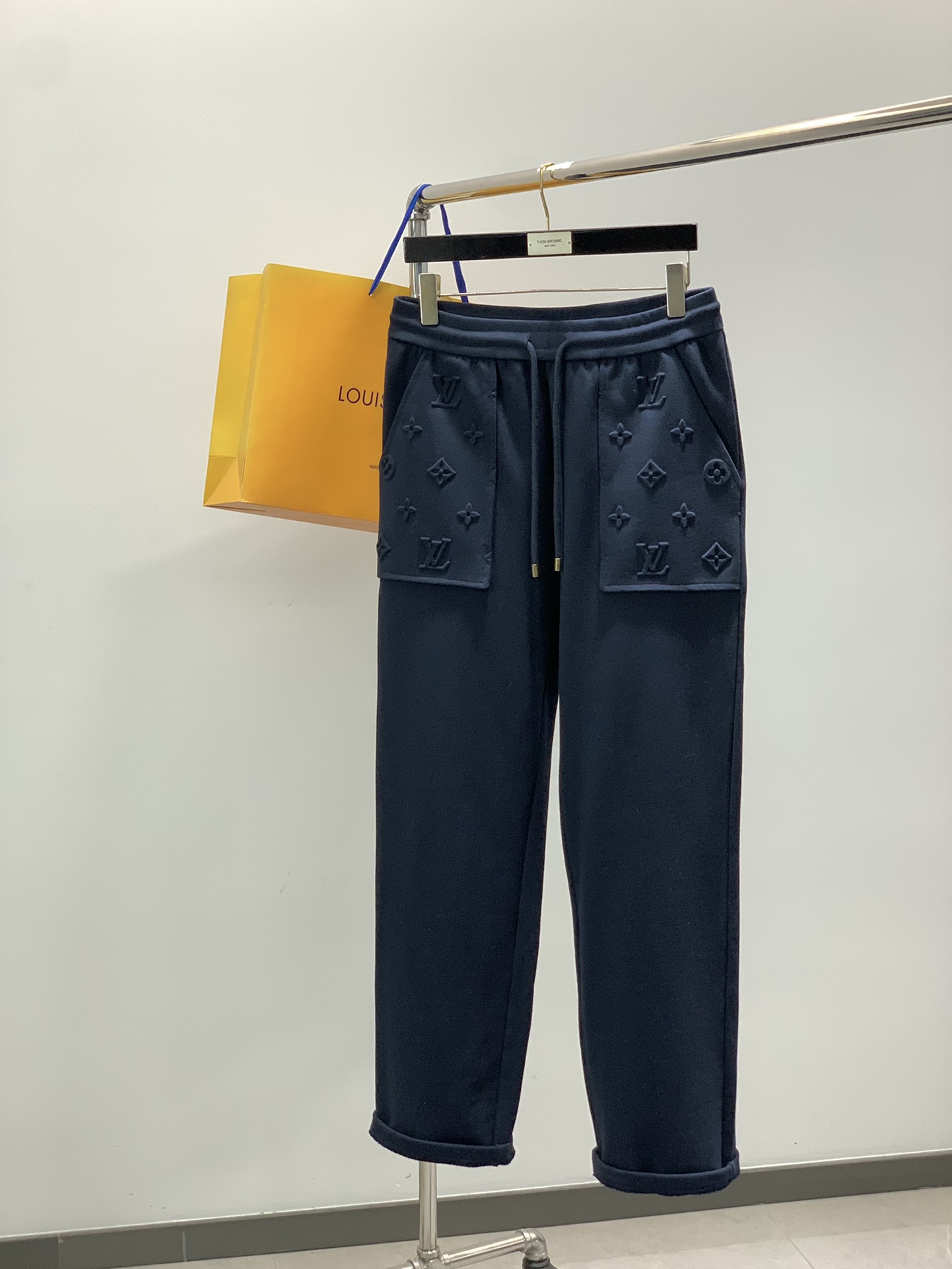 NO:643923,Clothes, pants P, Louis Vuitton, the latest autumn and winter styles, available at counters simultaneously, original orders, fashionable casual suits, the upper body is very unique!  Eye-catching and bright, imported original fabrics, top-notch embossed letter pattern decorative logo, original hardware decoration, simple yet stylish, classic and elegant, comfortable and breathable, handsome and stylish upper body, size S-XL size SMLXL length 66687072 bust 116120124128 shoulder width 54565860 hem 889296100 SMLXL  Pants length 103104105106 Waist 78828690 Hips 104108112114 Feet 46485052,,louis vuitton,louis vuitton,alexander wang19860909衣服,裤子P,LouisVuitton 路易威登,秋冬最新款,专柜同步有售,原单狠货,时尚休闲套装,上身很有特点！吸睛而有亮点,进口原版面料,顶级浮雕工艺字母图案装饰Logo,原版五金辅料装饰,简单而不失时尚,经典大气,舒适透气,上身帅气有型,码数S-XL 尺码SMLXL 衣长66687072 胸围116120124128 肩宽54565860 下摆889296100 SMLXL 裤长103104105106 腰围78828690 臀围104108112114 脚口46485052,,louis vuitton,louis vuitton,alexander wang,Men's clothing