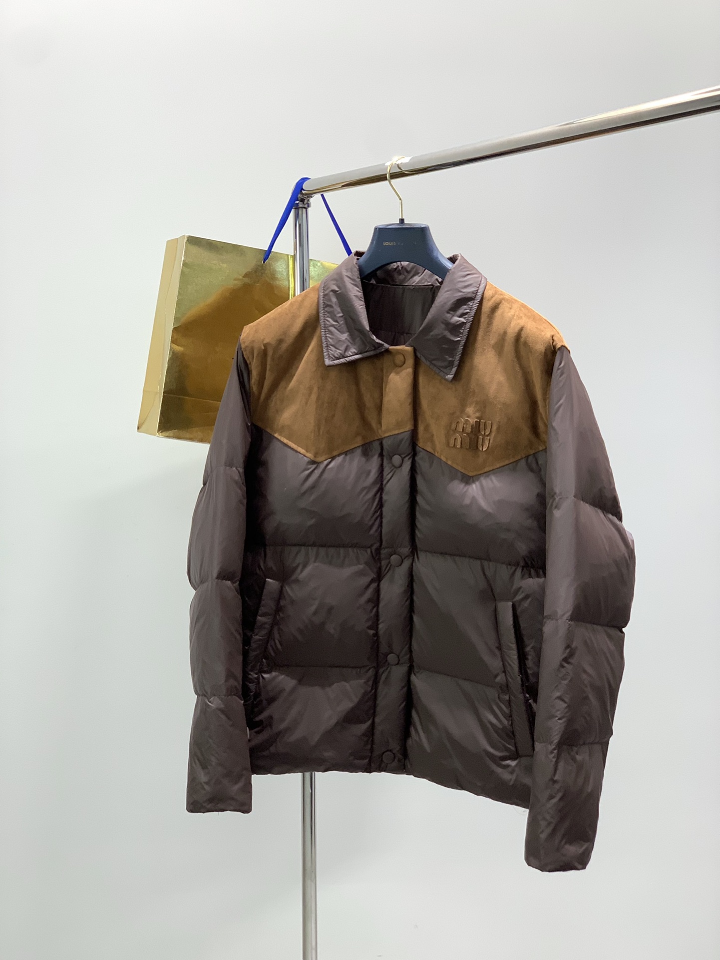 NO:643916,, miu miu's latest winter products, available at counters simultaneously, original goods, fashionable casual down jacket, imported original fabrics, upper body is comfortable and breathable, top-notch patch embroidery craft letter pattern decorative logo, original hardware accessories decoration, extremely high grade, comfortable and versatile, handsome upper body, size S-L size SML, length 707274, bust 125130135, shoulder width 464850  Sleeve length 646566,,miumiu,down jacket,alexander wang19860909,miu miu 冬季最新品,专柜同步有售,原单狠货,时尚休闲羽绒服,进口原版面料,上身舒适透气,顶级贴布刺绣工艺字母图案装饰logo,原版五金辅料装饰,档次极高,舒适百搭,上身帅气十足,码数S-L 尺码SML 衣长707274 胸围125130135 肩宽464850 袖长646566,,miumiu,down jacket,alexander wang,Men's clothing