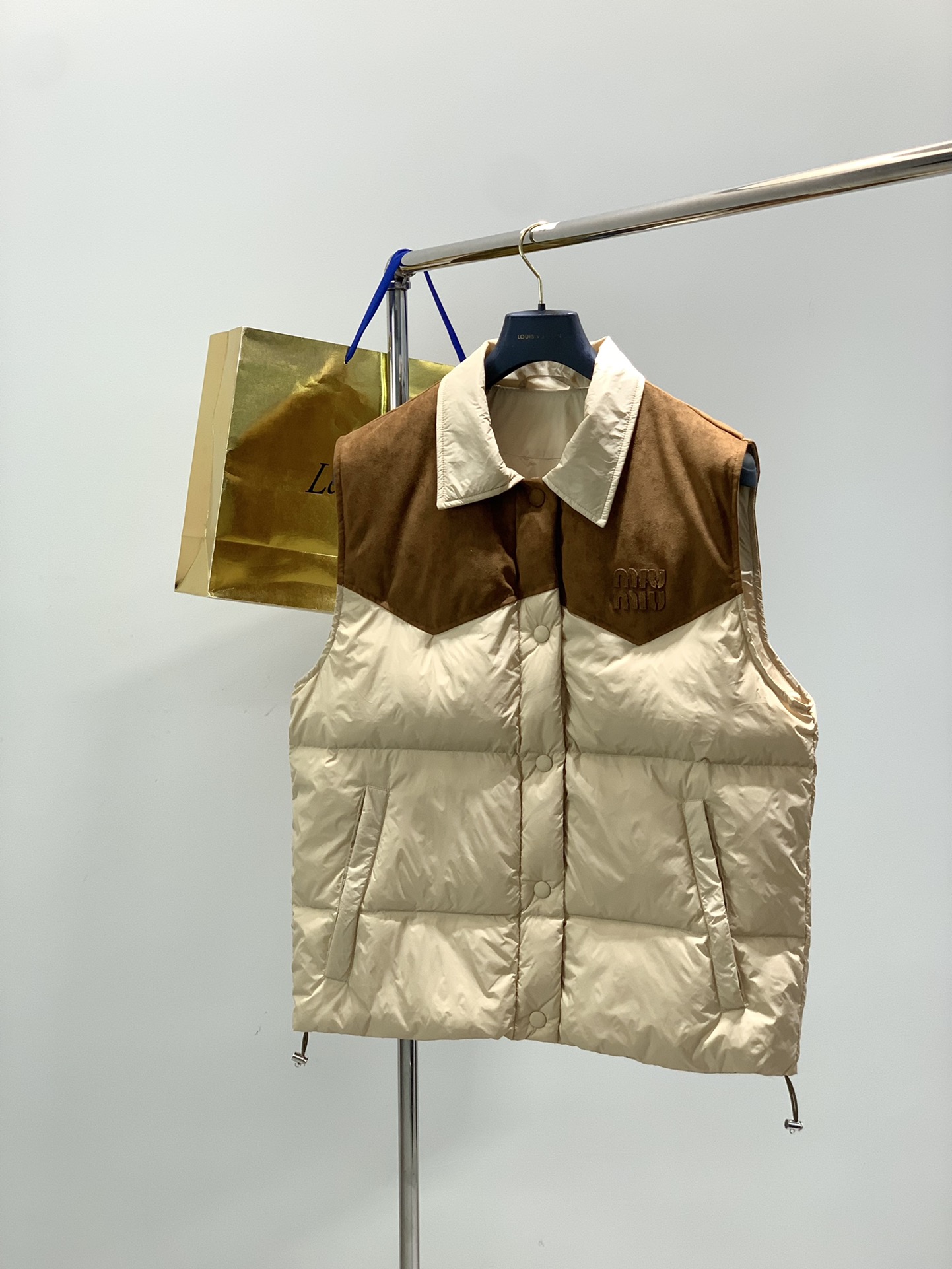 NO:643934,, miu miu's latest winter products, available at counters simultaneously, original goods, fashionable and casual down vest, imported original fabrics, upper body is comfortable and breathable, top-notch patch embroidery technology letter pattern decoration logo, original hardware accessories decoration, extremely high grade, comfortable and versatile, upper body is very handsome, size S-L size SML clothing length 707274 bust 125130135  Shoulder width 464850,,miumiu,down jacket,alexander wang19860909,miu miu 冬季最新品,专柜同步有售,原单狠货,时尚休闲羽绒马甲,进口原版面料,上身舒适透气,顶级贴布刺绣工艺字母图案装饰logo,原版五金辅料装饰,档次极高,舒适百搭,上身帅气十足,码数S-L 尺码SML 衣长707274 胸围125130135 肩宽464850,,miumiu,down jacket,alexander wang,Men's clothing