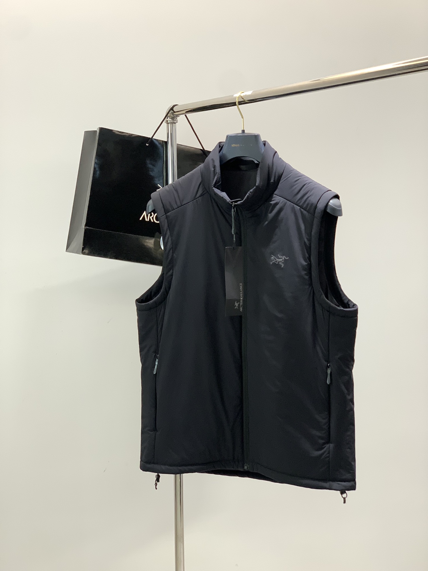 NO:643931,, ARCTERYX Arc'teryx, new winter AW product, fashionable casual cotton vest, available at counters, original goods, original imported fabrics, extremely complex craftsmanship, very elegant and fashionable vision, noble and elegant, from the main fabric to the detailed craftsmanship, showing the ingenuity of fashion, code size M-4XL, arc'teryx, alexander wang19860909,ARCTERYX 始祖鸟,冬季AW新品,时尚休闲棉马甲,专柜同步有售,原单狠货,进口原版面料,工艺极度复杂,视觉相当雅致时髦,高贵而优雅,从主体面料到细节工艺,彰显时装的匠心所在,码数M-4XL,arc'teryx,alexander wang,Men's clothing