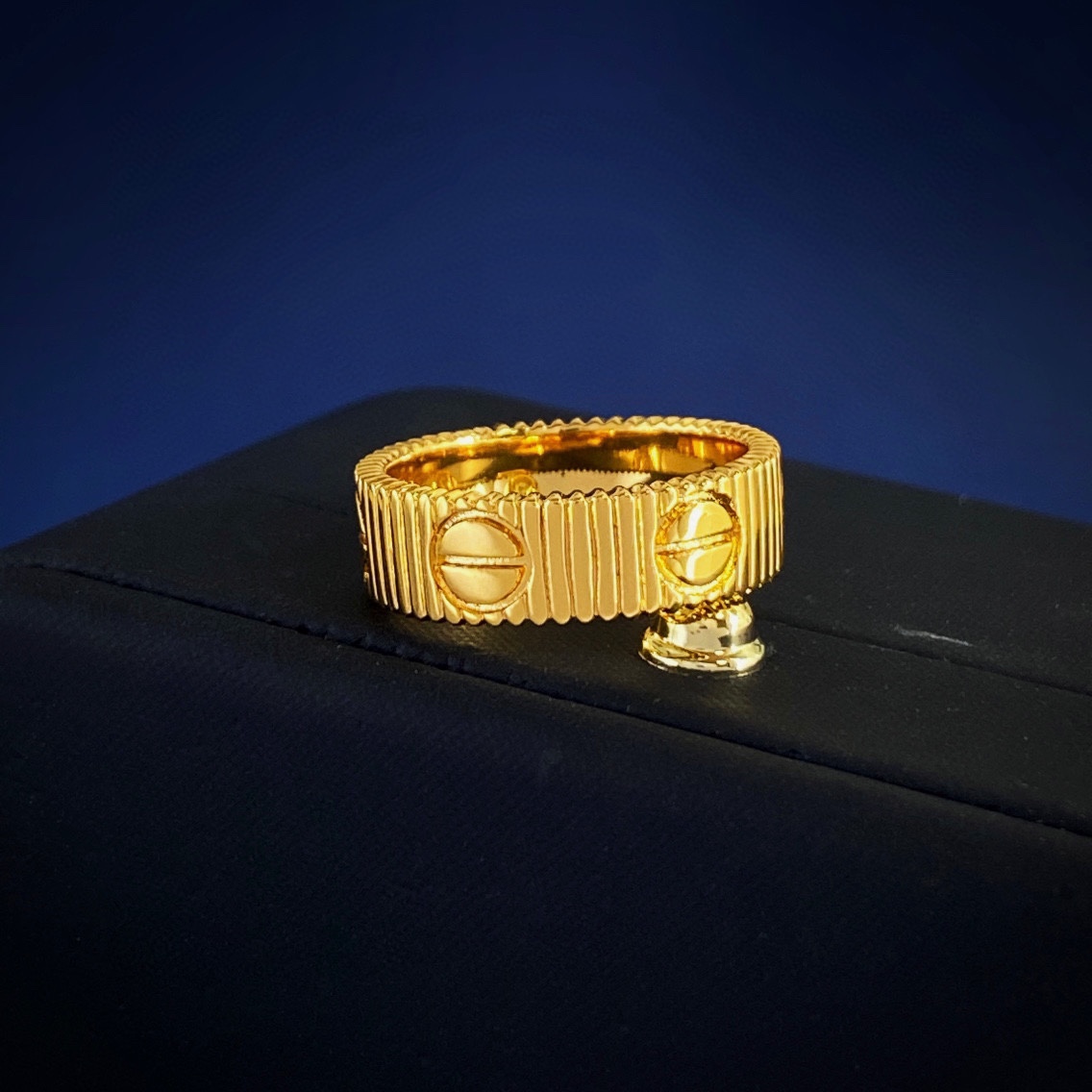 Cartier 卡地亚Cartier LOVE螺丝钉印金属光面戒指 黄铜材料 金银玫3个色 6789码 重约4