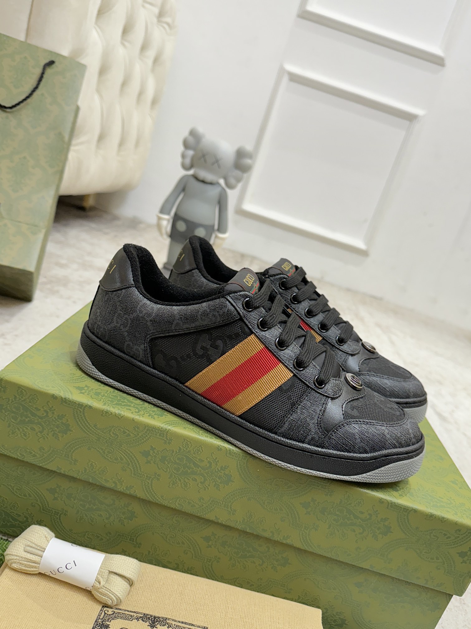 NO:679021,Gucci - newly upgraded Gucci small dirty shoes for couples 25 early spring new style... GG series old casual small dirty shoes catwalk style original development and purchase level version... metal double G crystal cylindrical mark... Gucci original pattern ribbon... Exclusive color rubbed cowhide fabric, original terry cloth is delicate, soft and more comfortable and breathable, privately stamped two-color original TPU outsole (lower layer is wider, upper layer is narrow) Ready in stock, matching packaging... 35-40/39-44 regular size for women  Men's, casual shoes/sports shoes, gucci, sneakers, cowhide19860909Gucci———全新升级Gucci小脏鞋情侣款 25早春新款……GG系列做旧休闲小脏鞋走秀款 原版开发代购级别版本……金属双G水晶圆柱形标……Gucci原版纹织带…… 专属擦色牛皮面料,原版毛巾布里细腻柔软更舒适透气,私模钢印双色原版TPU大底(下层宽,上层窄) 现货,配套包装……35—40/39—44正码 女款 男款,休闲鞋/运动鞋,gucci,sneakers,cowhide,Women's Shoes