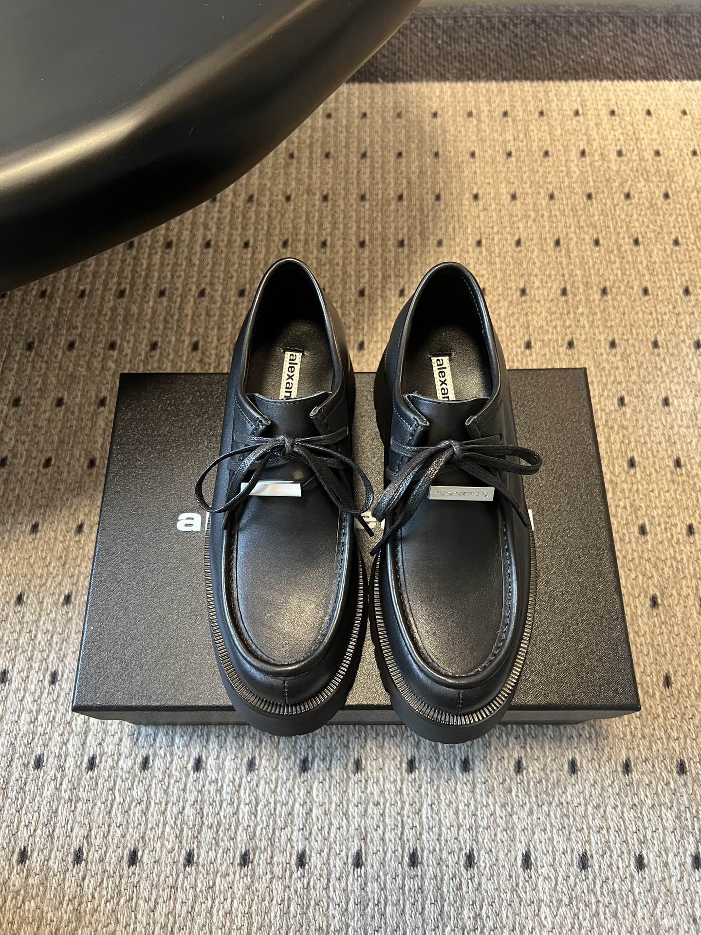 NO:652785,Alexander Wan* 25ss new autumn and winter round toe casual shoes thick-soled derby shoes are made of glossy leather/matte leather fabrics, black and brown colors are versatile autumn and winter colors, the leather is soft and the texture is high-end. The thick-soled design takes into account the comfort of the foot, and the lace-up style can be adjusted to fit different foot types.  It belongs to the 'dark retro casual style'. It can be paired with suit pants to create a light formal look, or it can be worn with jeans and overalls for a relaxed street style, suitable for a variety of wearing scenarios. Upper cowhide leather lining sheepskin outsole original molded outsole increased by 3cm size 35-40 size (40 size customization is not returnable), loafers, jeans, business suit, cowhide, sheepskin19860909Alexander Wan* 25ss 秋冬新款圆头休闲鞋厚底德比鞋 采用亮面皮革/哑光皮革面料,黑、棕配色都是百搭的秋冬色系,皮质柔软且质感高级.厚底设计兼顾脚感舒适,系带款式可调节松紧,适配不同脚型. 属于“暗黑复古休闲风”,既能搭配西装裤打造轻正式造型,也能配牛仔裤、工装裤走街头松弛感路线,适配多种穿搭场景. 鞋面牛皮 内里羊皮 大底原版开模大底 增高3cm size35-40码（40码定制不退换）,乐福鞋,loafers,jeans,business suit,cowhide,sheepskin,Women's Shoes