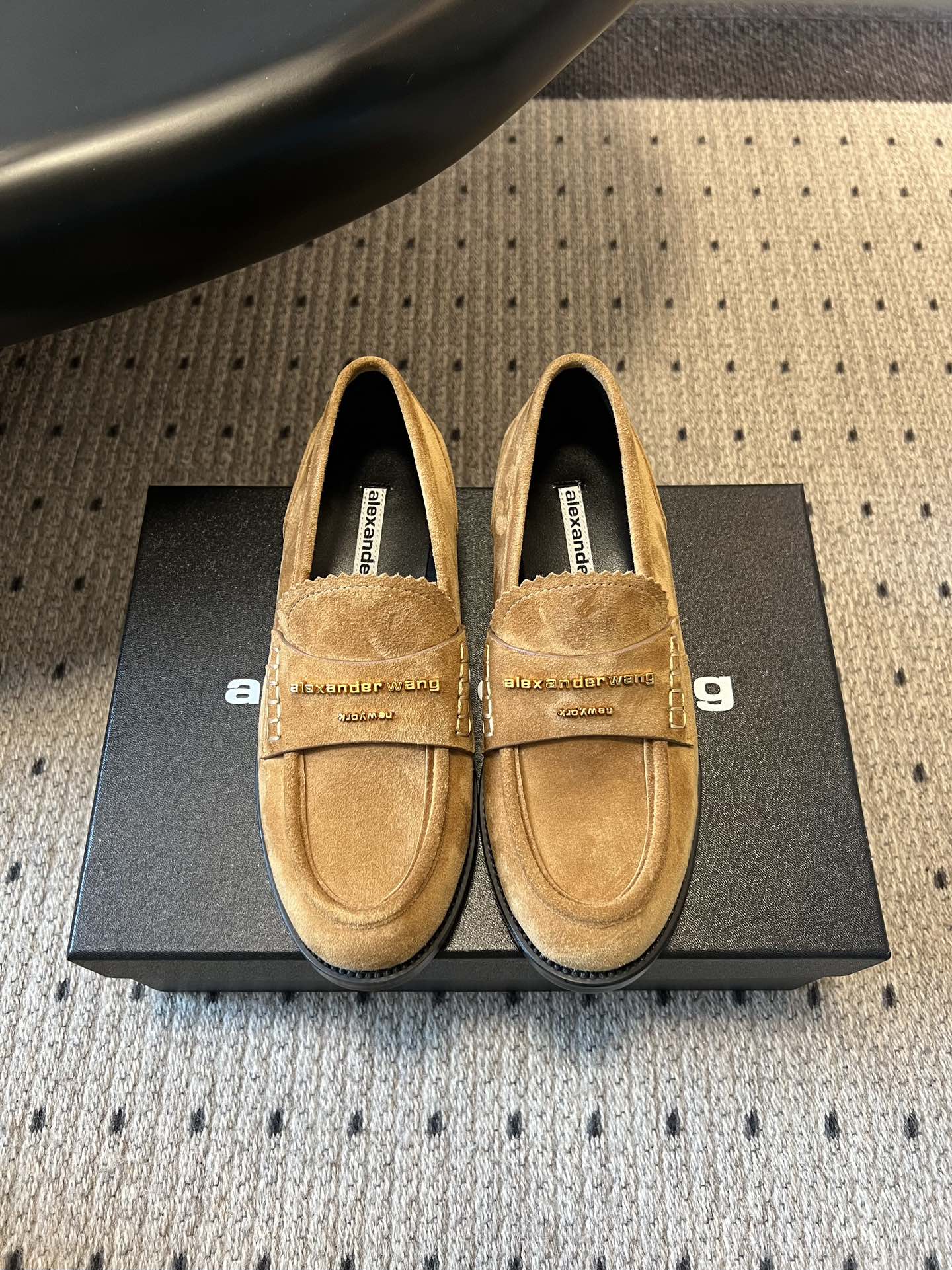 NO:652701,Alexander Wan* 25ss new autumn and winter round-toe casual shoes loafers. The webbing decoration on the shoe body is printed with the word 'Alexander Wang', which is a highly recognizable element of the brand. The lace-less slip-on design + low-cut style is a classic loafer shoe style, with both casual and light formal feel. Made of suede fabric, the texture is soft and has a matte high-end feel. It belongs to the 'American cool casual style', which has the sophistication of a light luxury brand and a touch of Alexander  Wang's signature street sense of relaxation is suitable for various daily wear scenarios. The sole is designed with a low thick sole, which combines comfortable foot feel with a slight heightening effect, so that the feet will not be tired in daily wear. Upper sheepskin lining sheepskin outsole original molded outsole increased by 3cm size 35-40 (40 size customization is not returnable), loafers, loafers, sheepskin, sheep19860909Alexander Wan* 25ss 秋冬新款圆头休闲鞋乐福鞋 鞋身的织带装饰上印有“Alexander Wang”字样,是品牌高辨识度的元素.无鞋带的套脚设计+低帮款式,是经典的乐福鞋型,兼具休闲与轻正式感.采用绒面革面料,质感柔软且自带哑光高级感. 属于“美式酷感休闲风”,既有轻奢品牌的精致度,又带着Alexander Wang标志性的街头松弛感,适配日常多种穿搭场景.鞋底是低厚底设计,兼顾舒适脚感与轻微增高效果,日常穿着不累脚. 鞋面羊京 内里羊皮 大底原版开模大底 增高3cm size35-40码（40码定制不退换）,乐福鞋,loafers,sheepskin,sheep,Women's Shoes