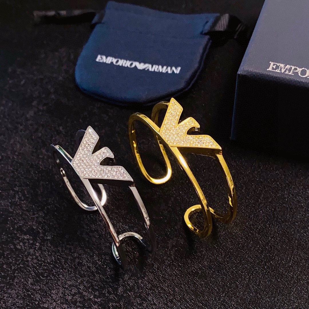 NO:642287,The new Armani Armani exquisite high-end diamond-encrusted antique bracelet, super heavy bling bling, the color matching is very good and has a high-end feel. It has a high-end goddess temperament. The brass material is non-allergenic and does not fade. One-to-one exquisite craftsmanship, extremely classic charm, high cost performance. A must-have choice. The push-open design shows a unique sense of high-end. Boutique jewelry, armani, armani, bracelet19860909新款阿玛尼Armani精致高端镶钻中古手镯超重工bling bling,颜色搭配得非常好高级感 女神气质高端 黄铜材质不过敏不褪色.一比一精美工艺,经典至极的魅物,性价比高 必备必入之选按压开口设计独显高级感十足,饰品精品,armani,armani,bracelet,Jewelry