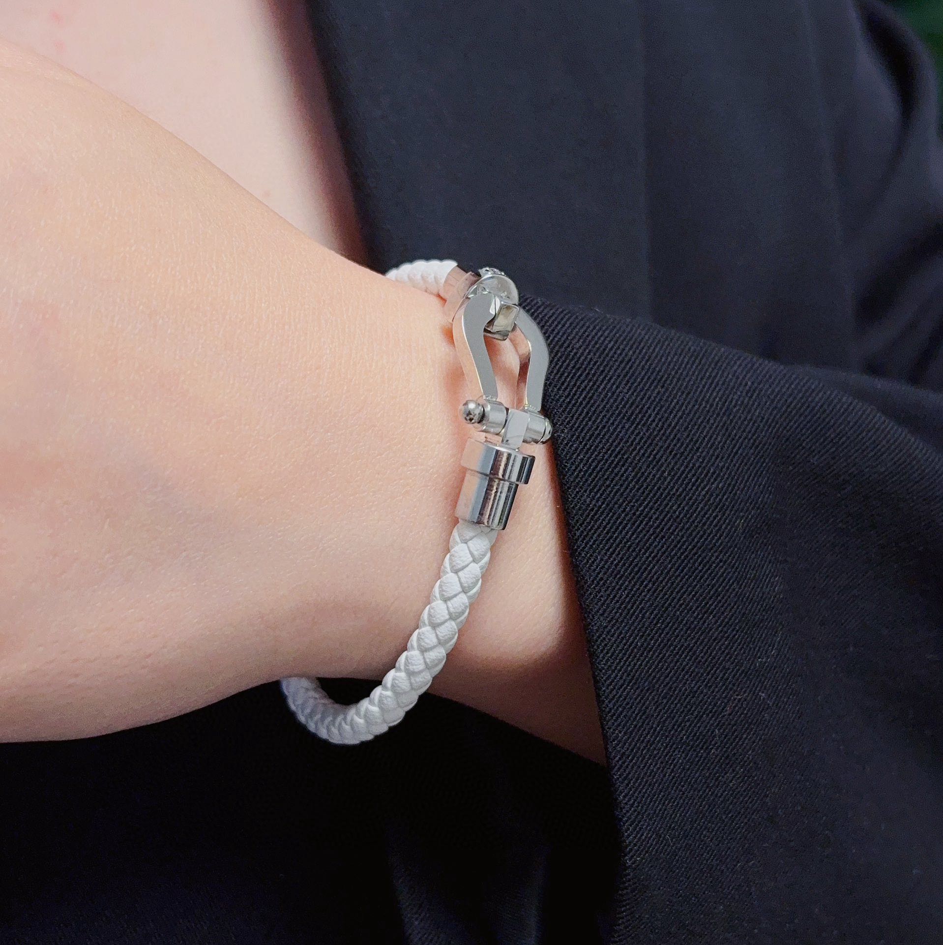 NO:642293,The new Fred White Silver Button Genuine Leather Cord Bracelet Bracelet High-end Customized Exclusive First Release Top-Quality Price/Performance Stainless Steel with Logo Color-Retaining There is Almost No Chance of Collision Stir-fried Chicken Looks Versatile Simple Nice Unisex Couple Style for Men and Women in Three Sizes 17, 19, and 21cm, High-Quality Accessories, Bracelet, Bracelet19860909新款fred费雷德白色银色扣头真皮皮绳手链手镯手绳高端定制 独家首发 顶级性价比很高 带Logo精钢保色撞款几率几乎没有 炒鸡好看百搭 简单nice 男女中性款情侣款码数17、19、21cm三个尺寸,饰品精品,bracelet,bracelet,Jewelry