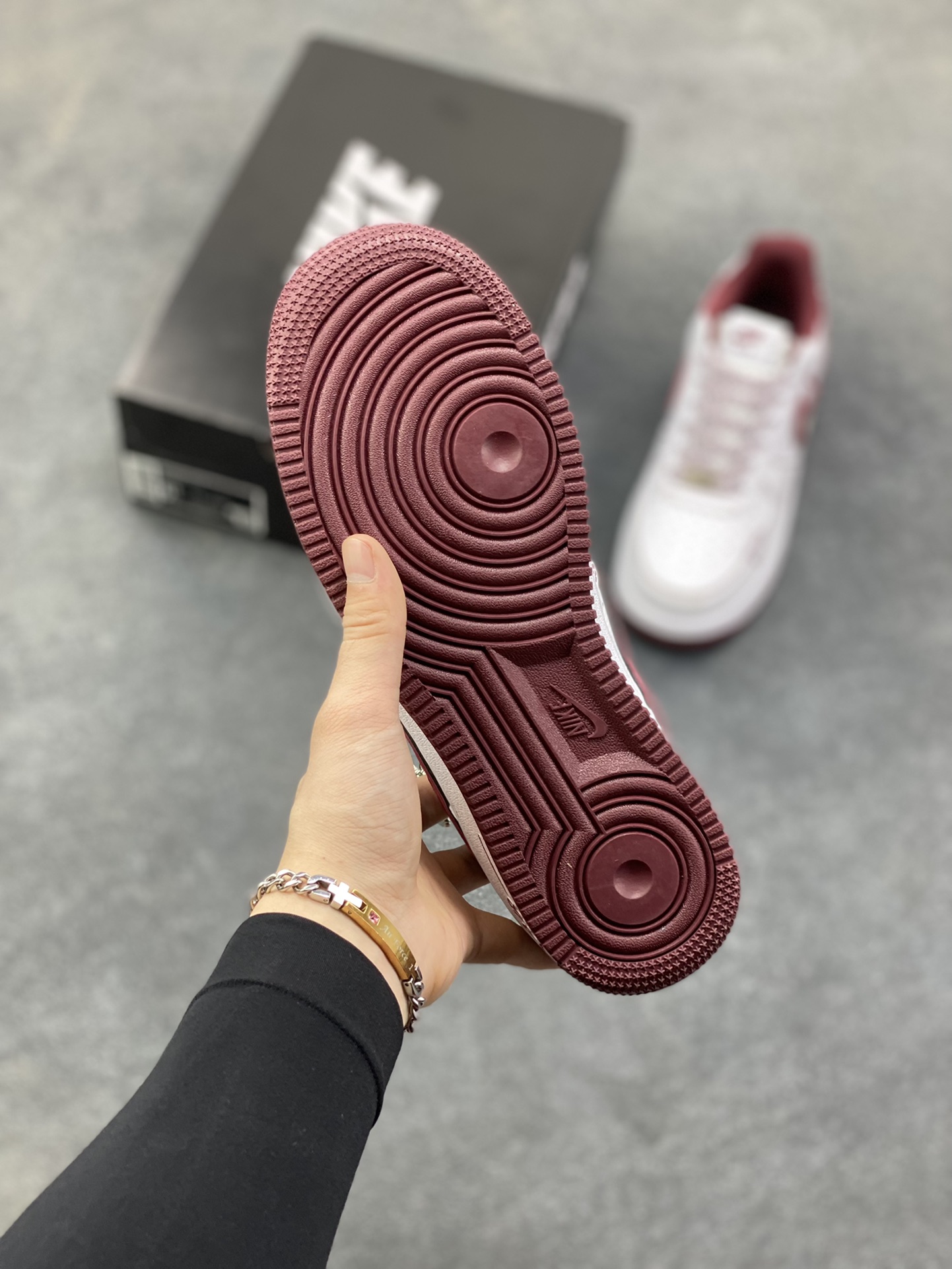 图片[5]-NIke Air Force 1 ‘07 Low “北面联名——白锈红”空军一号 低帮 运动鞋 休闲鞋 折边针车 工艺难度大 原楦头原纸板 原装鞋盒 定制五金配件 内置全掌气垫 原厂鞋底 货号：SU2305-141 尺码：36 36.5 37.5 38 38.5 39 40 40.5 41 42 42.5 43 44 44.5 45-选品中心