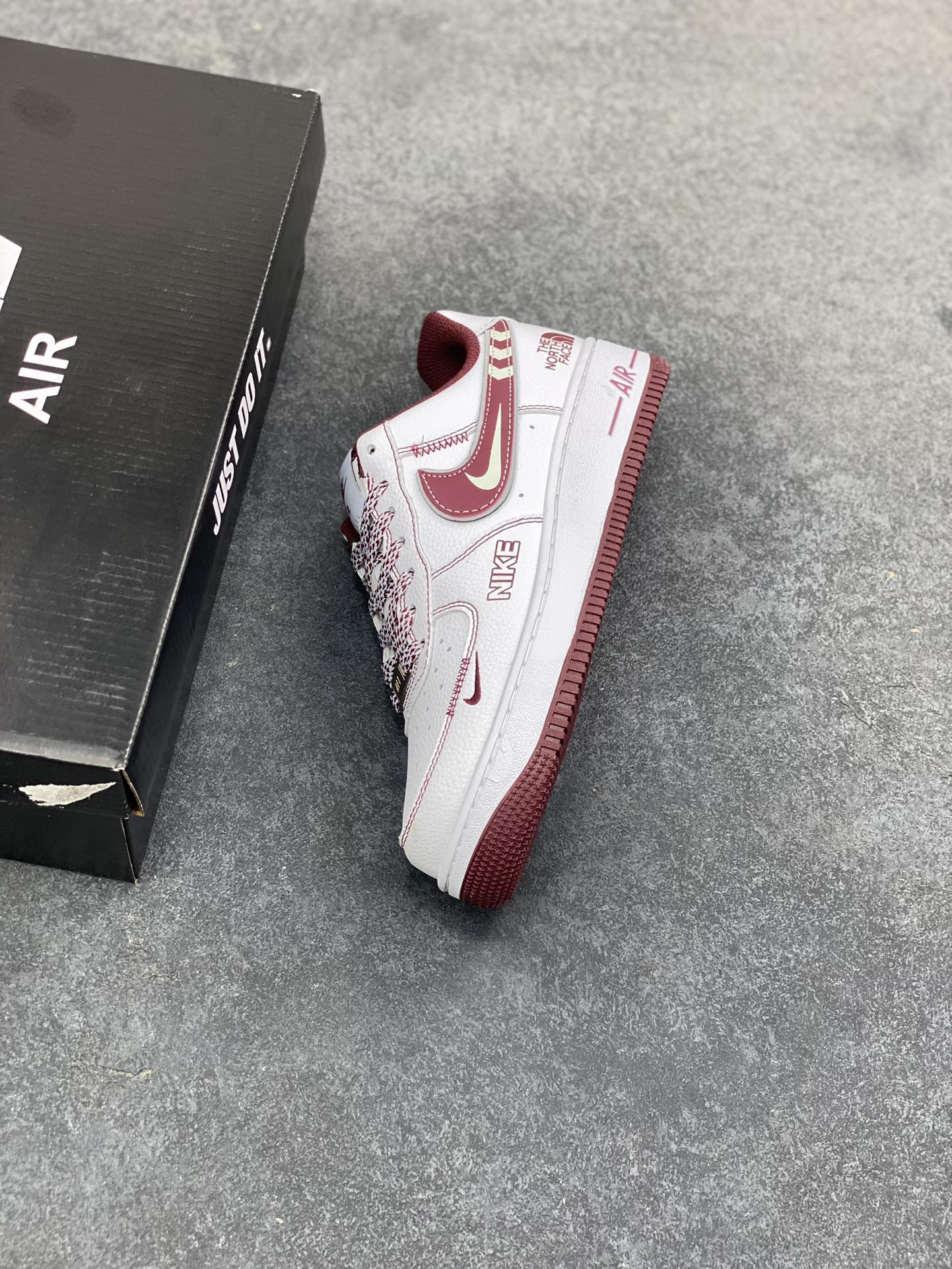 图片[7]-NIke Air Force 1 ‘07 Low “北面联名——白锈红”空军一号 低帮 运动鞋 休闲鞋 折边针车 工艺难度大 原楦头原纸板 原装鞋盒 定制五金配件 内置全掌气垫 原厂鞋底 货号：SU2305-141 尺码：36 36.5 37.5 38 38.5 39 40 40.5 41 42 42.5 43 44 44.5 45-选品中心