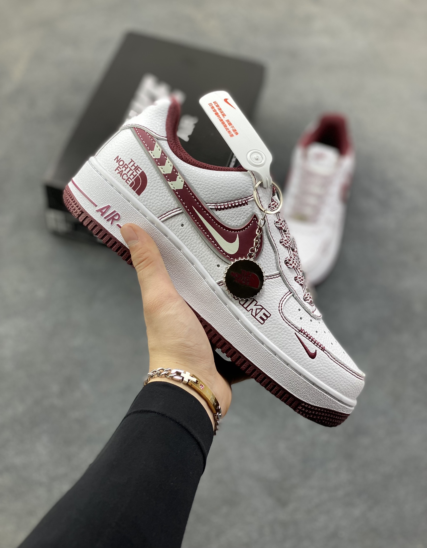 NIke Air Force 1 ‘07 Low “北面联名——白锈红”空军一号 低帮 运动鞋 休闲鞋 折边针车 工艺难度大 原楦头原纸板 原装鞋盒 定制五金配件 内置全掌气垫 原厂鞋底 货号：SU2305-141 尺码：36 36.5 37.5 38 38.5 39 40 40.5 41 42 42.5 43 44 44.5 45-选品中心