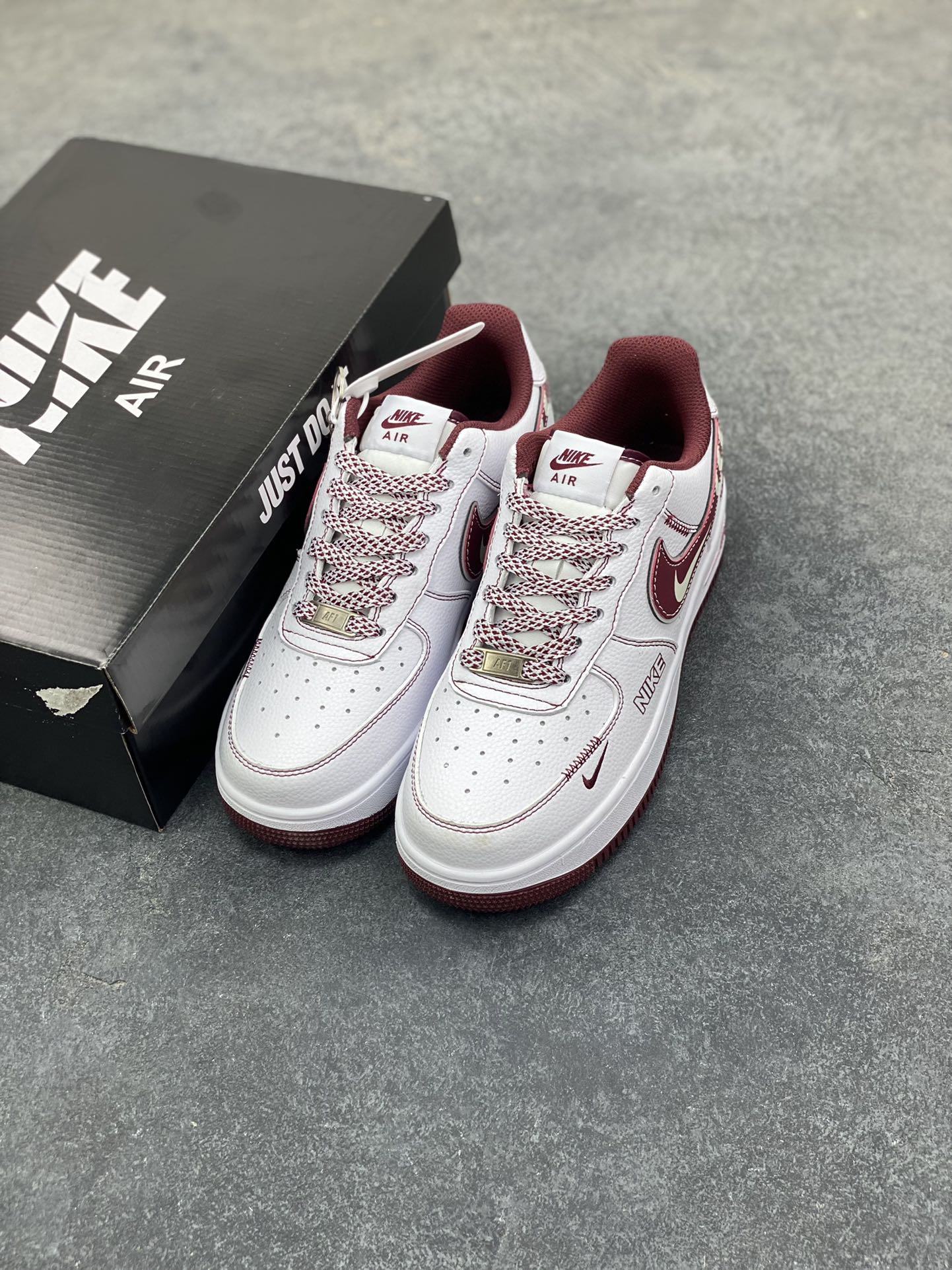 图片[8]-NIke Air Force 1 ‘07 Low “北面联名——白锈红”空军一号 低帮 运动鞋 休闲鞋 折边针车 工艺难度大 原楦头原纸板 原装鞋盒 定制五金配件 内置全掌气垫 原厂鞋底 货号：SU2305-141 尺码：36 36.5 37.5 38 38.5 39 40 40.5 41 42 42.5 43 44 44.5 45-选品中心