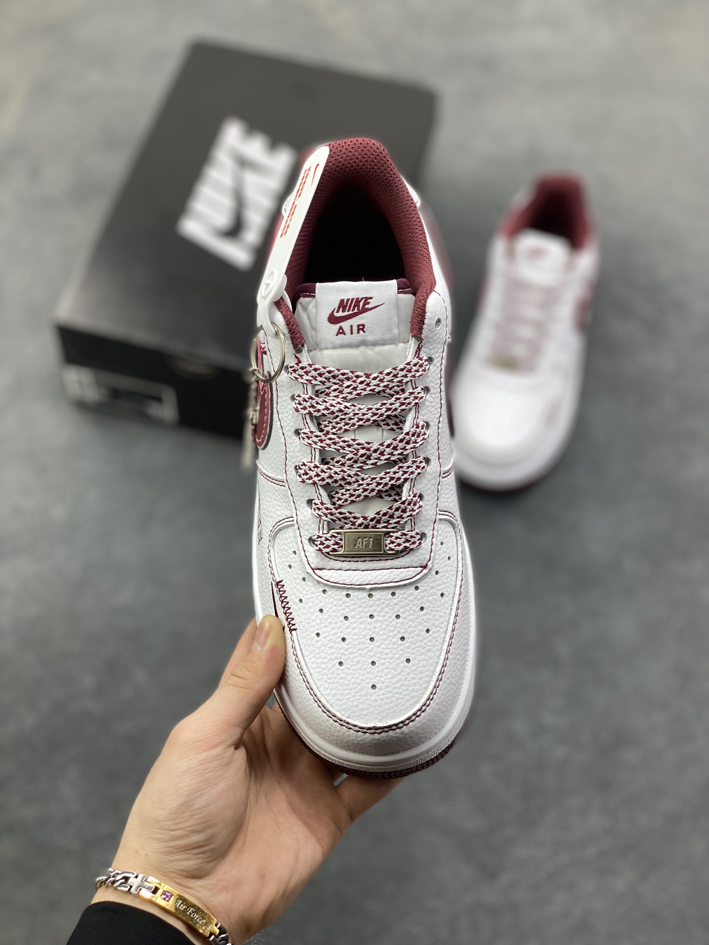 图片[2]-NIke Air Force 1 ‘07 Low “北面联名——白锈红”空军一号 低帮 运动鞋 休闲鞋 折边针车 工艺难度大 原楦头原纸板 原装鞋盒 定制五金配件 内置全掌气垫 原厂鞋底 货号：SU2305-141 尺码：36 36.5 37.5 38 38.5 39 40 40.5 41 42 42.5 43 44 44.5 45-选品中心