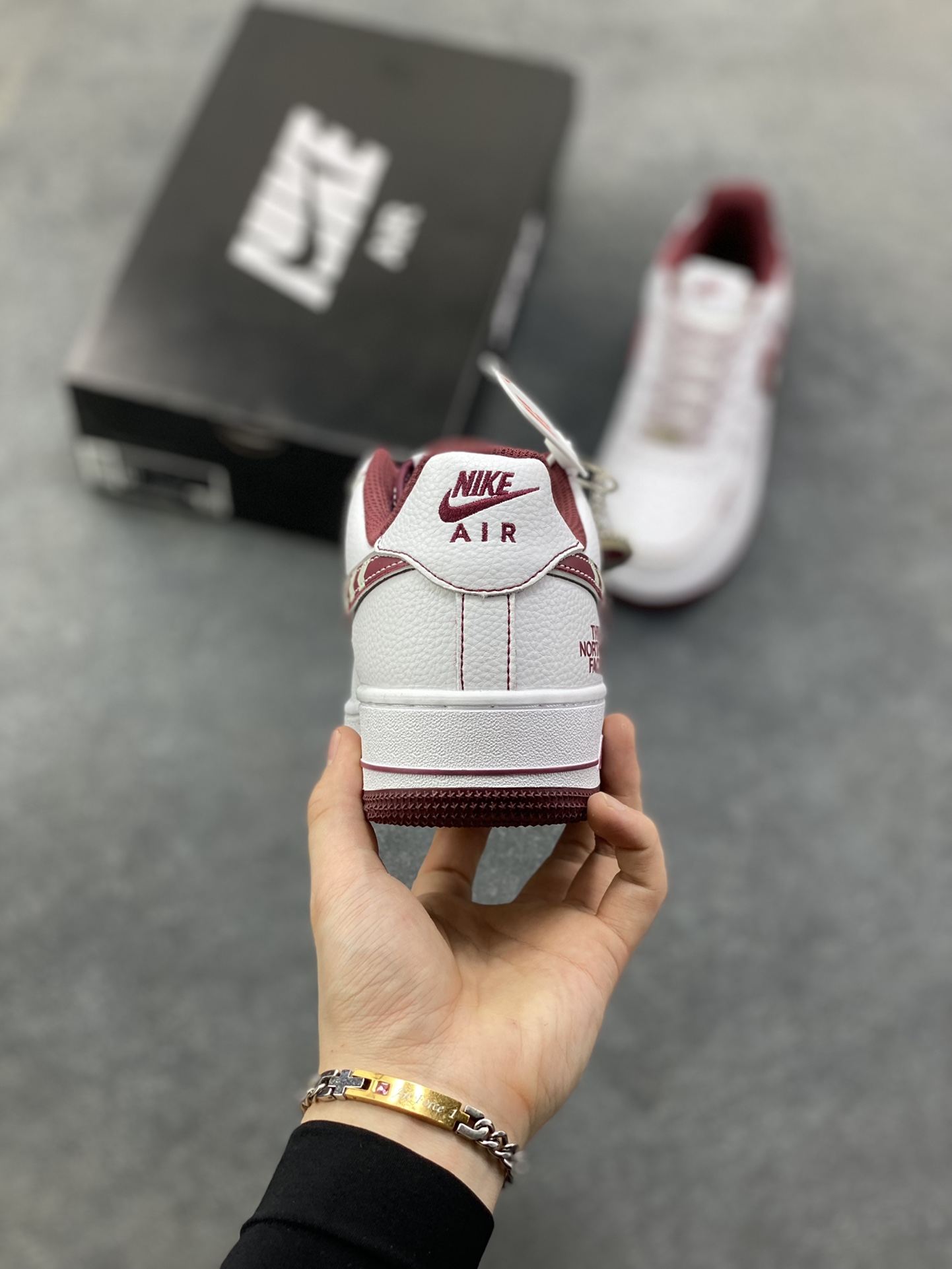 图片[4]-NIke Air Force 1 ‘07 Low “北面联名——白锈红”空军一号 低帮 运动鞋 休闲鞋 折边针车 工艺难度大 原楦头原纸板 原装鞋盒 定制五金配件 内置全掌气垫 原厂鞋底 货号：SU2305-141 尺码：36 36.5 37.5 38 38.5 39 40 40.5 41 42 42.5 43 44 44.5 45-选品中心