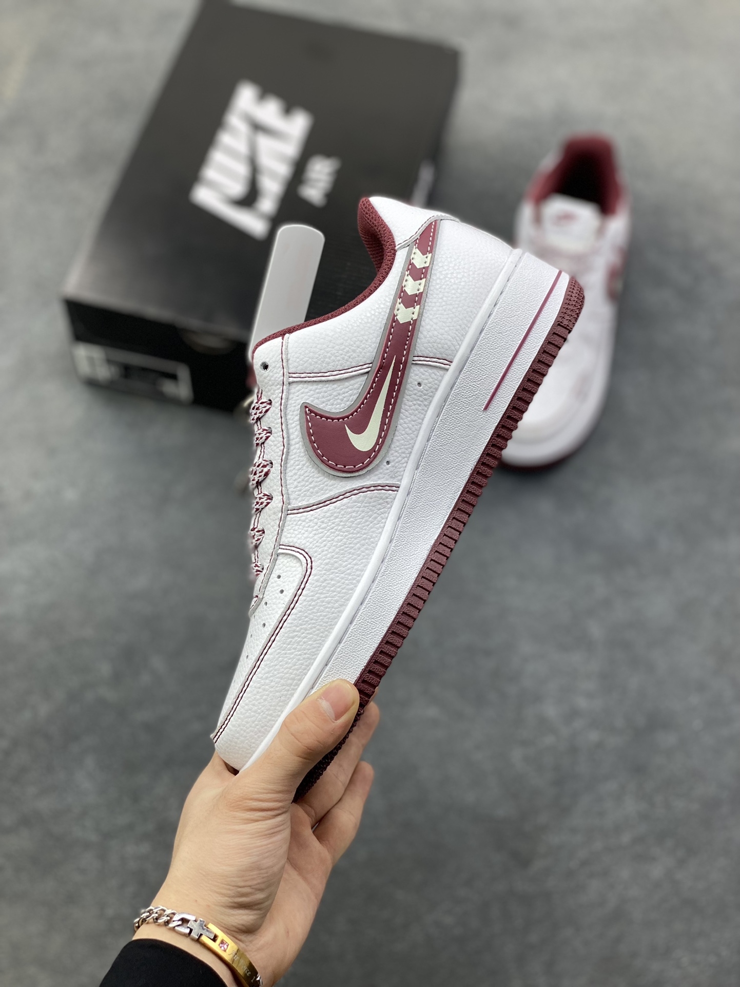 图片[3]-NIke Air Force 1 ‘07 Low “北面联名——白锈红”空军一号 低帮 运动鞋 休闲鞋 折边针车 工艺难度大 原楦头原纸板 原装鞋盒 定制五金配件 内置全掌气垫 原厂鞋底 货号：SU2305-141 尺码：36 36.5 37.5 38 38.5 39 40 40.5 41 42 42.5 43 44 44.5 45-选品中心