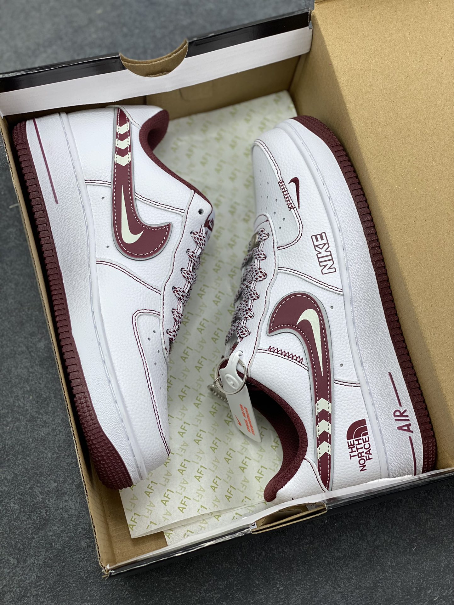 图片[9]-NIke Air Force 1 ‘07 Low “北面联名——白锈红”空军一号 低帮 运动鞋 休闲鞋 折边针车 工艺难度大 原楦头原纸板 原装鞋盒 定制五金配件 内置全掌气垫 原厂鞋底 货号：SU2305-141 尺码：36 36.5 37.5 38 38.5 39 40 40.5 41 42 42.5 43 44 44.5 45-选品中心